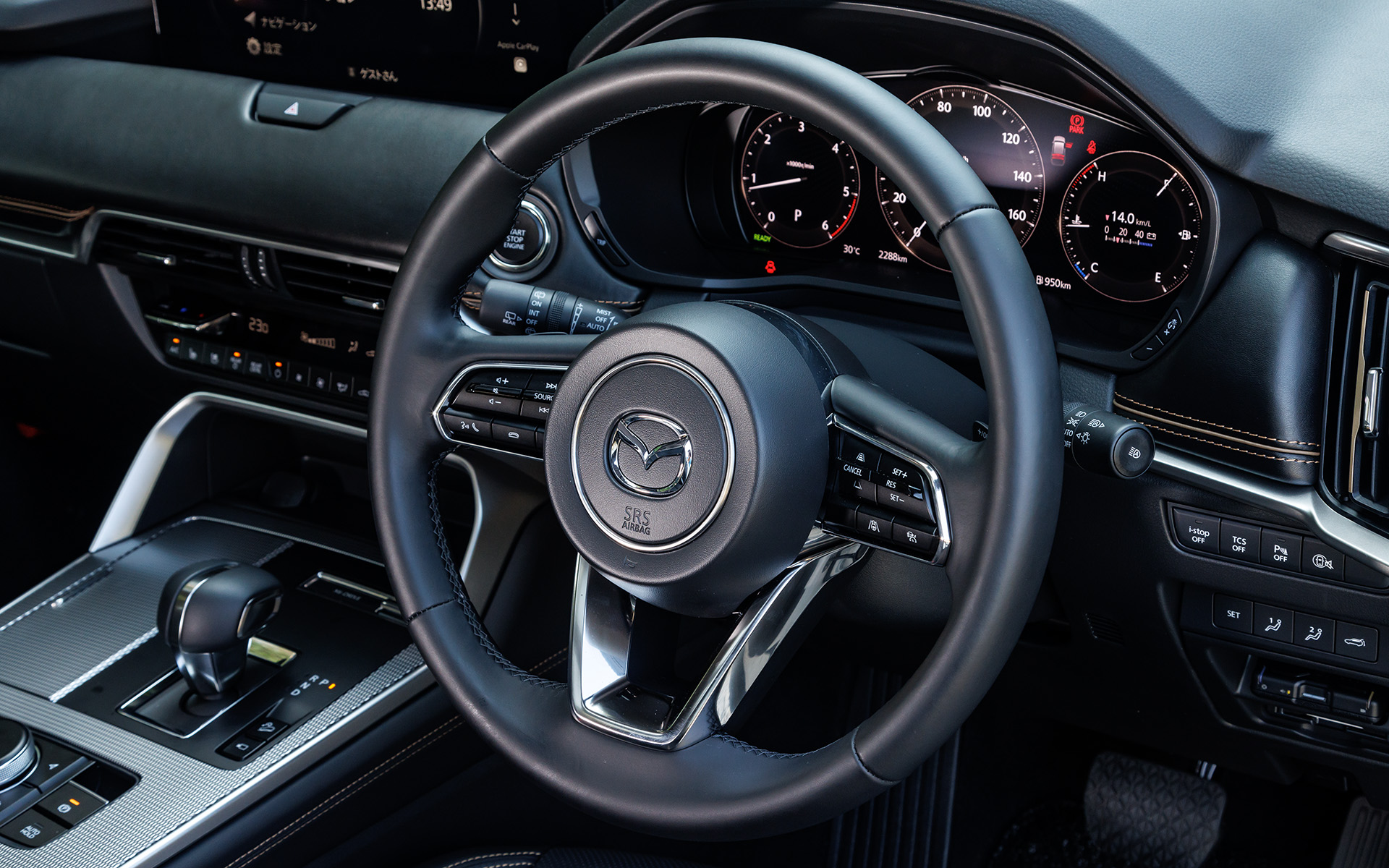 Exclusive Sportsのステアリングは、本革巻きでステアリングヒーターを搭載