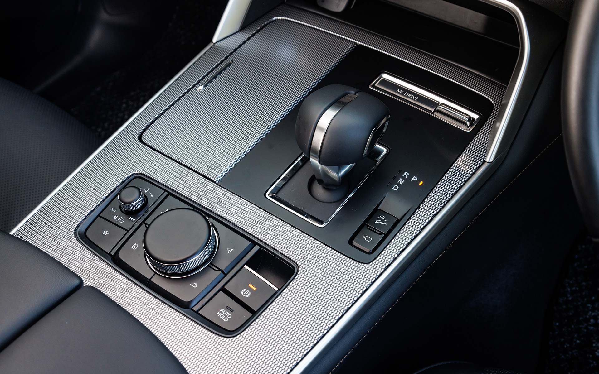 Exclusive Sportsのフロントコンソールの加飾はシルバーを採用