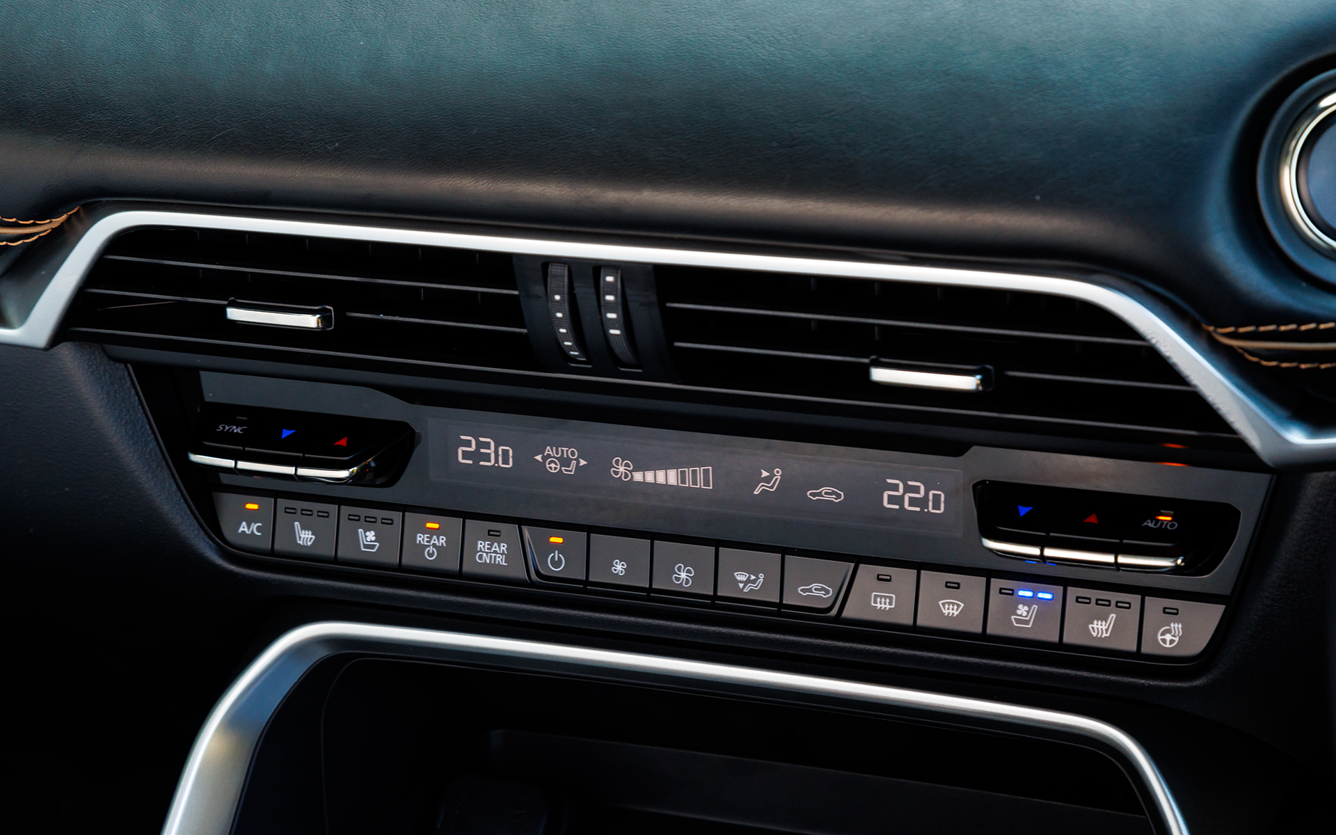 エアコンスイッチなどは物理ボタンで使い勝手がよい