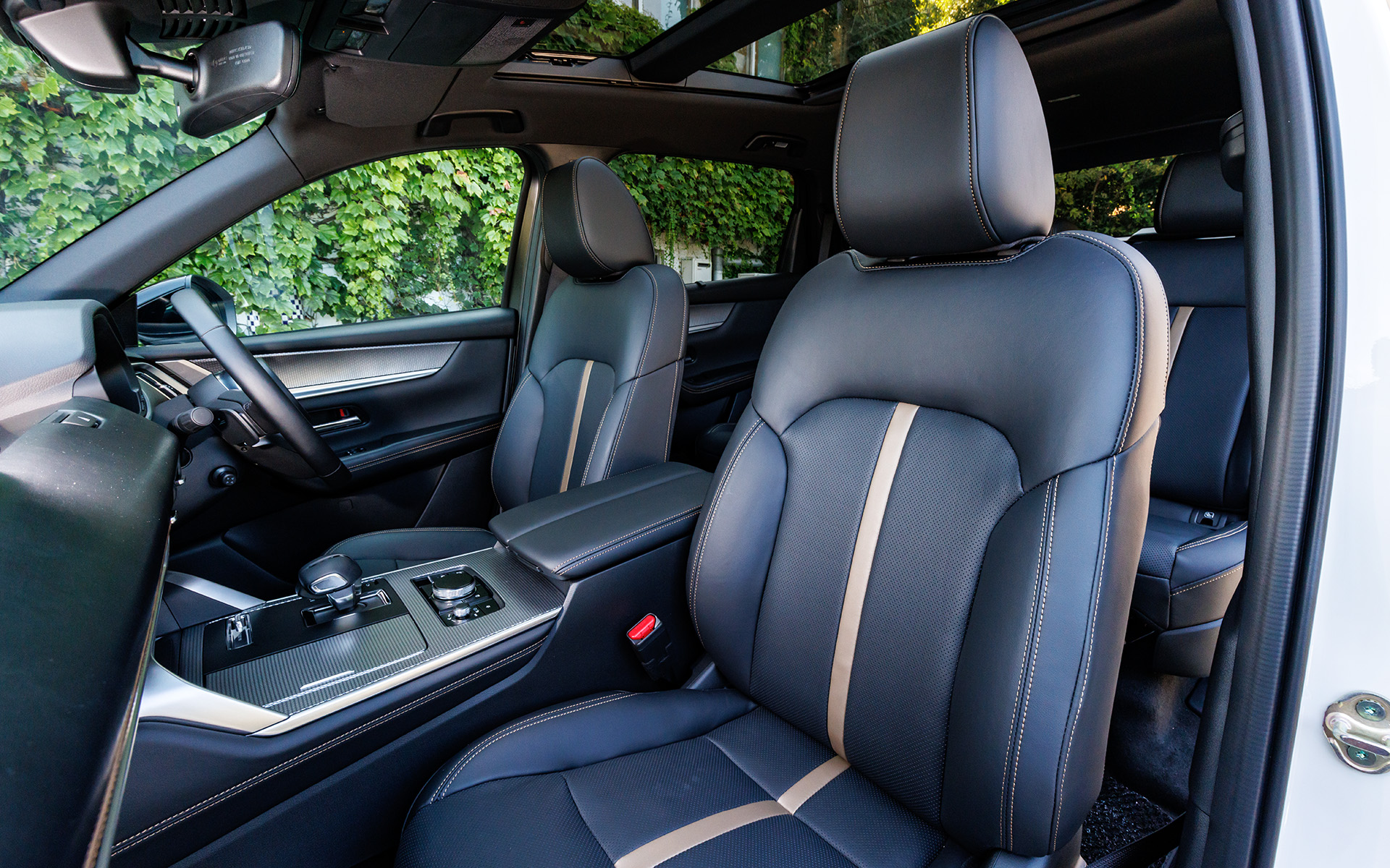 内装はナッパレザー（ブラック）。フロントシートおよびセカンドシート左右のシート背もたれの前面、サイドサポート部内側、シート座面にナッパレザーを使用している