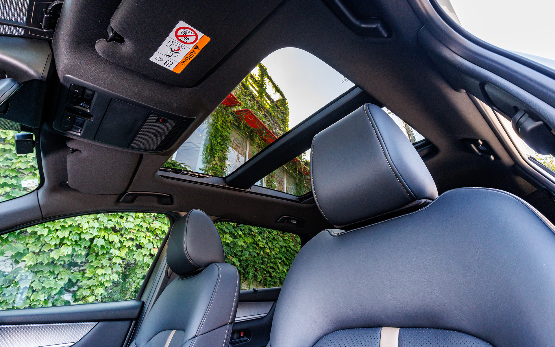 950×1021mm（幅×長さ）のパノラマサンルーフ。前半分は電動スライド機構およびチルト機構を備える。Premiumグレードは標準装備で、ExclusiveとLパッケージはメーカーオプション設定