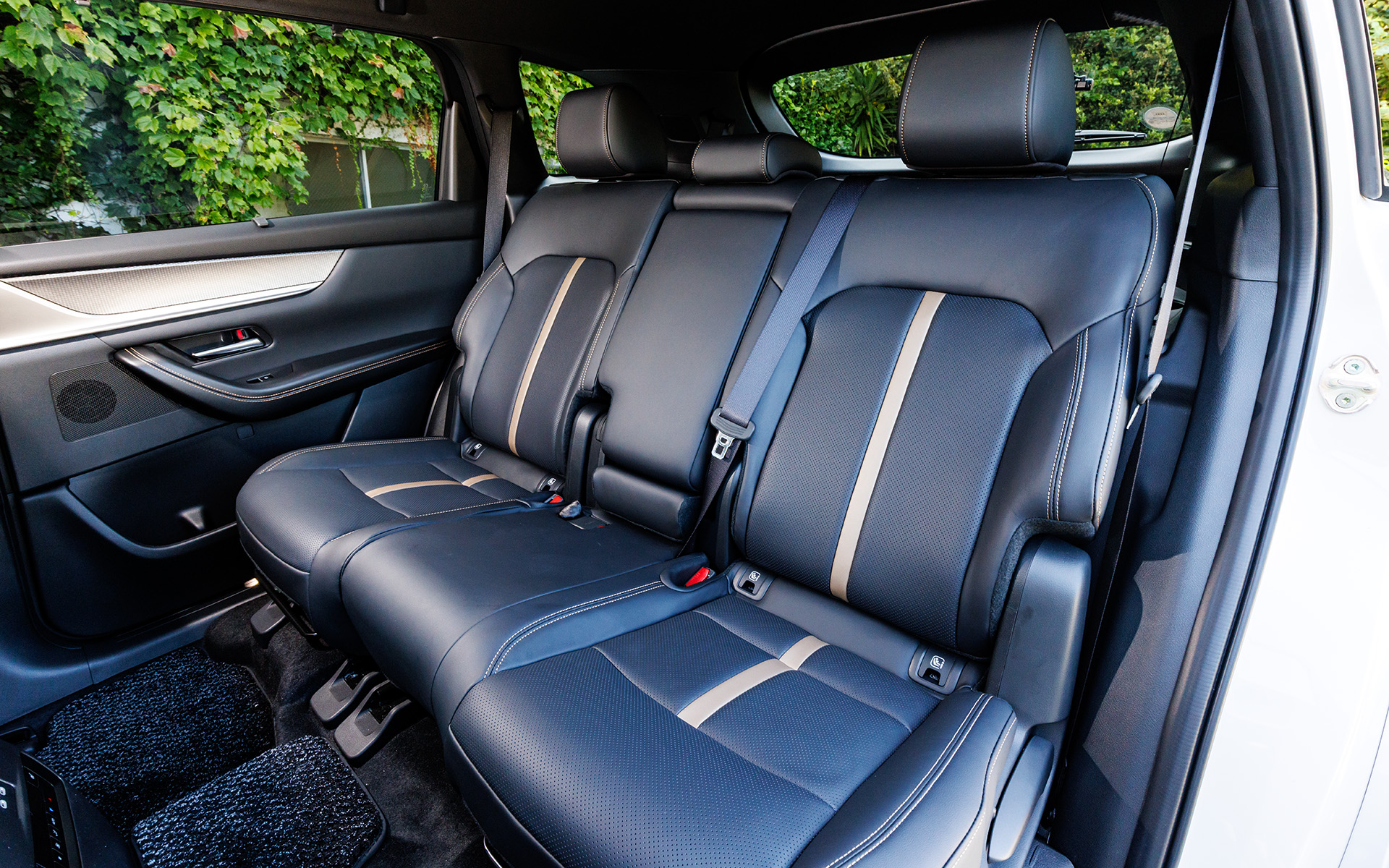 2列目シート。マツダの測定値ではヘッドルーム996mm、ショルダールーム1476mmと、CX-8やCX-60よりも拡張している