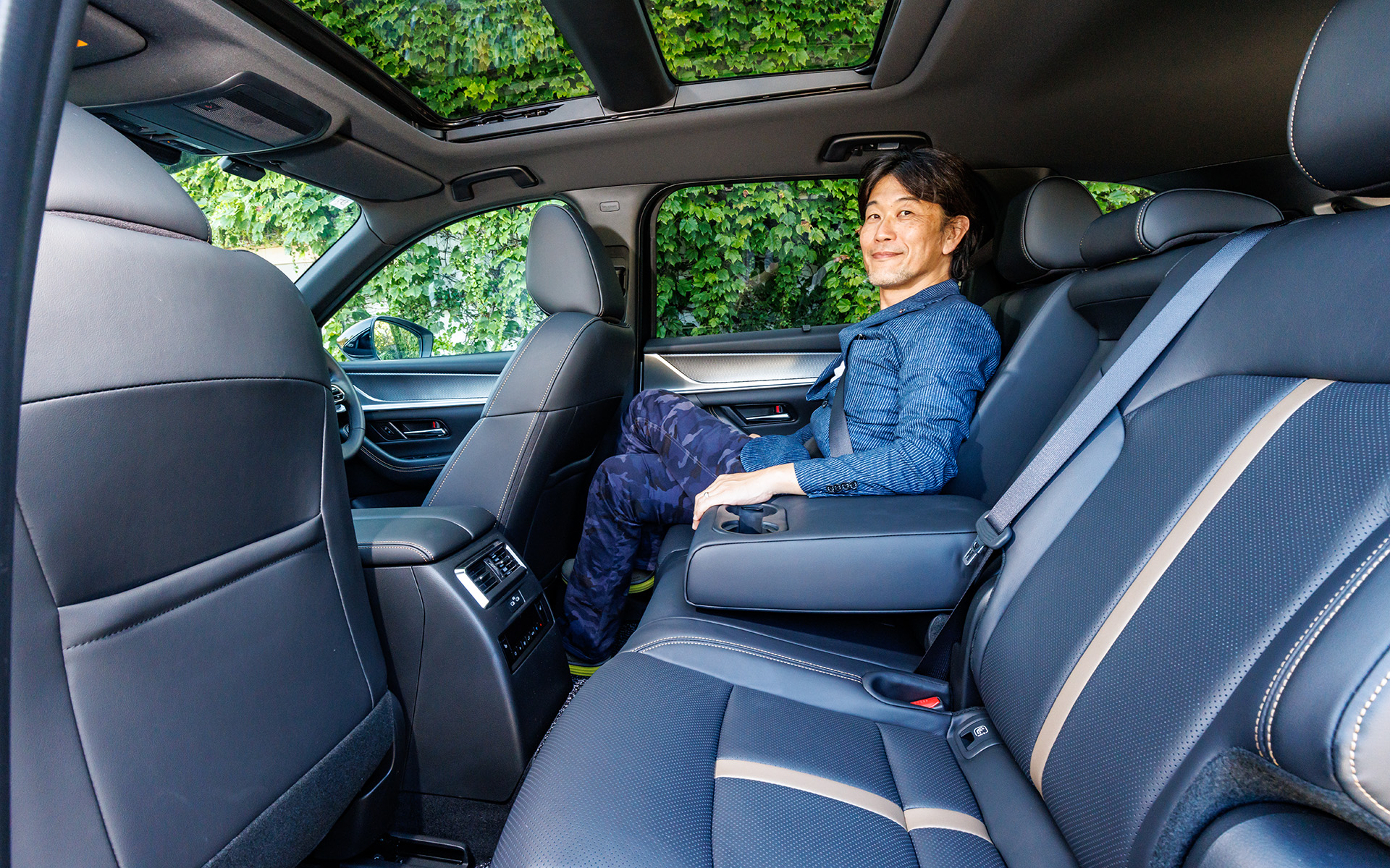 171cmの筆者でも足を組めるくらいのスペースはある