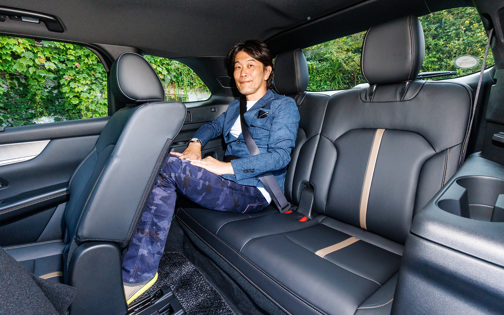 171cmの筆者だとつま先は2列目シートの下に入ってしまう