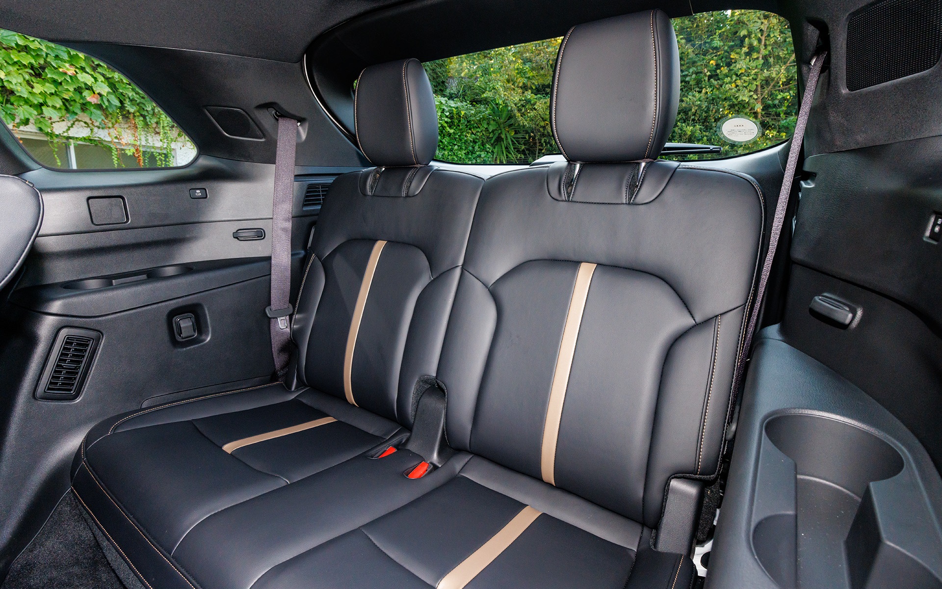 3列目シート。マツダの測定値ではヘッドルーム915mm、ショルダールーム1296mm。CX-8よりも後部ドア開口部を縦に20mm拡大したり、乗降ステップを設けるなど、3列目シートへのアクセスを改善している