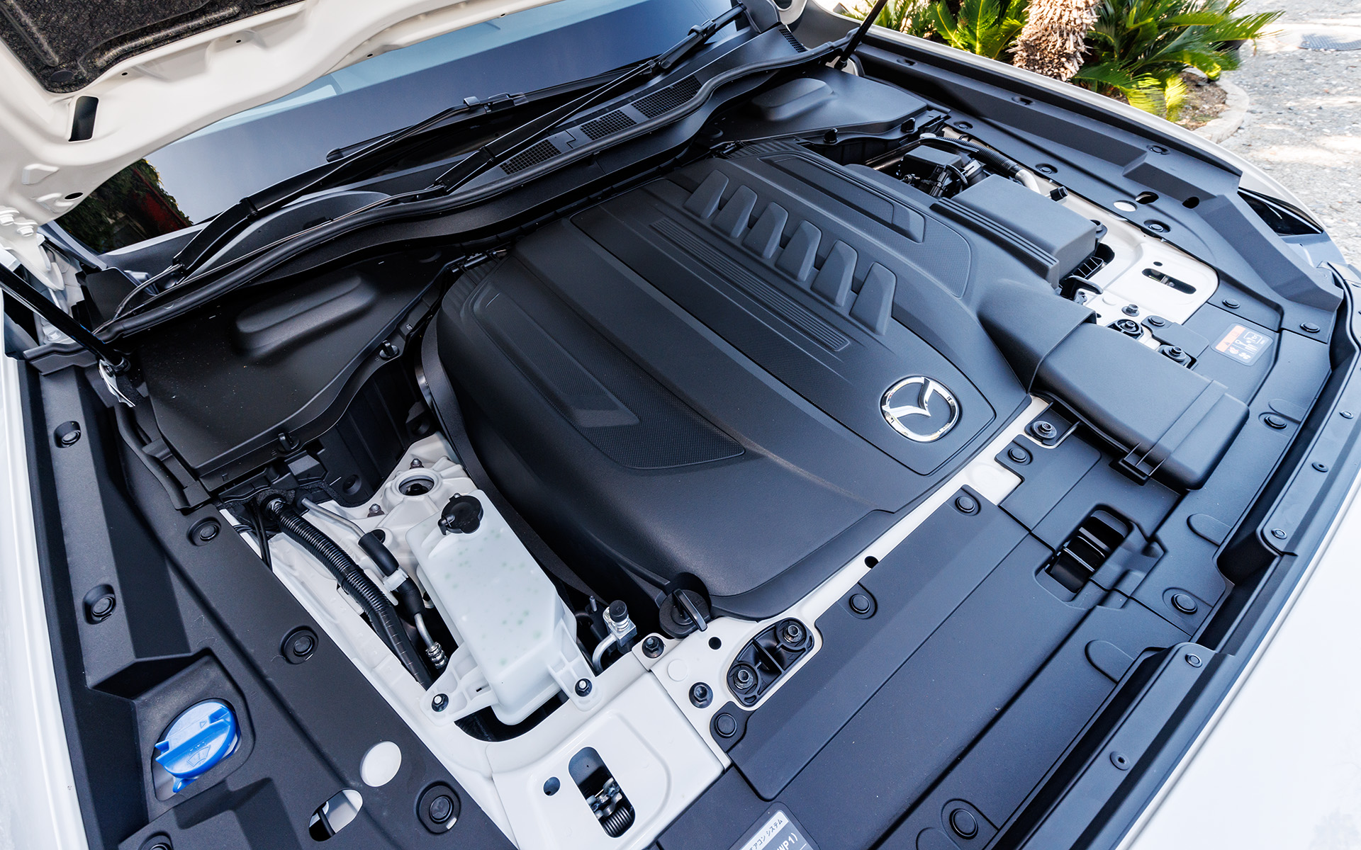 ハイブリッドモデルのパワートレーンは、最高出力187kW（254PS）/3750rpm、最大トルク550Nm/1500-2400rpmを発生する直列6気筒3.3リッターディーゼルターボエンジンに、最高出力12kW（16.3PS）/900rpm、最大トルク153Nm/200rpmを発生するモーターの組み合わせ。トランスミッションはトルクコンバーターレスの8EC-AT（8速AT）で統一