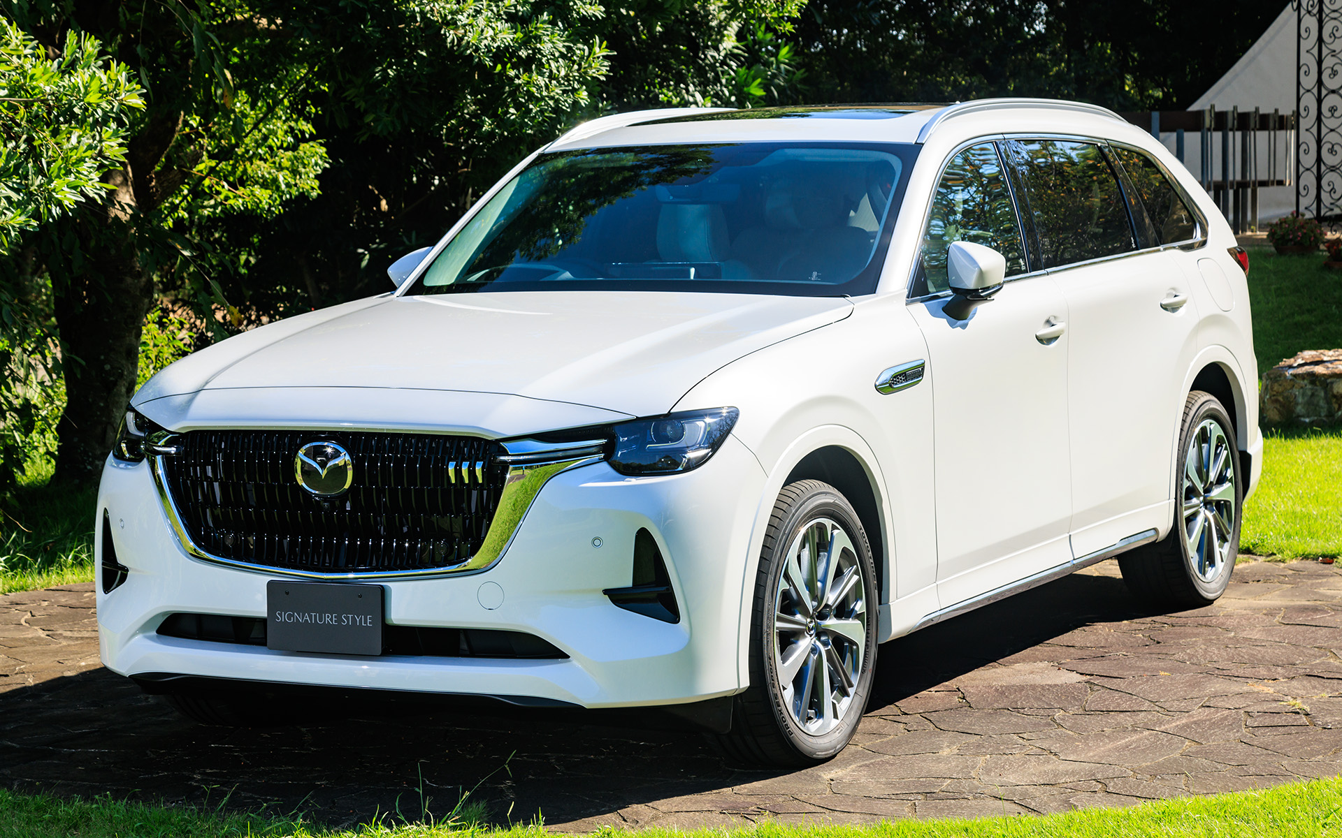 マツダでは「シグネチャースタイル」と題した純正アクセサリーも設定。アンダーガーニッシュ（フロント/サイド/リア）とフェンダーアーチモールをセットにしたタイプと、サイドアンダーガーニッシュとリアアンダーガーニッシュをセットにした2種類がある