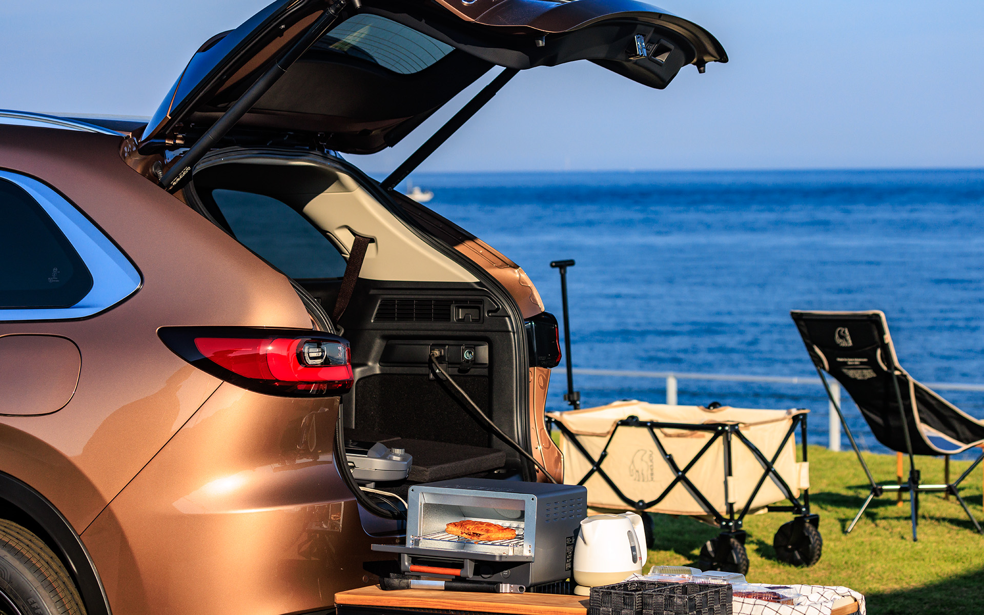 大容量の電気を取り出せるPHEVモデルなら、旅先でお湯を沸かしてコーヒーを飲んだり、パンを温めたり、くつろぎタイムを楽しめるだろう