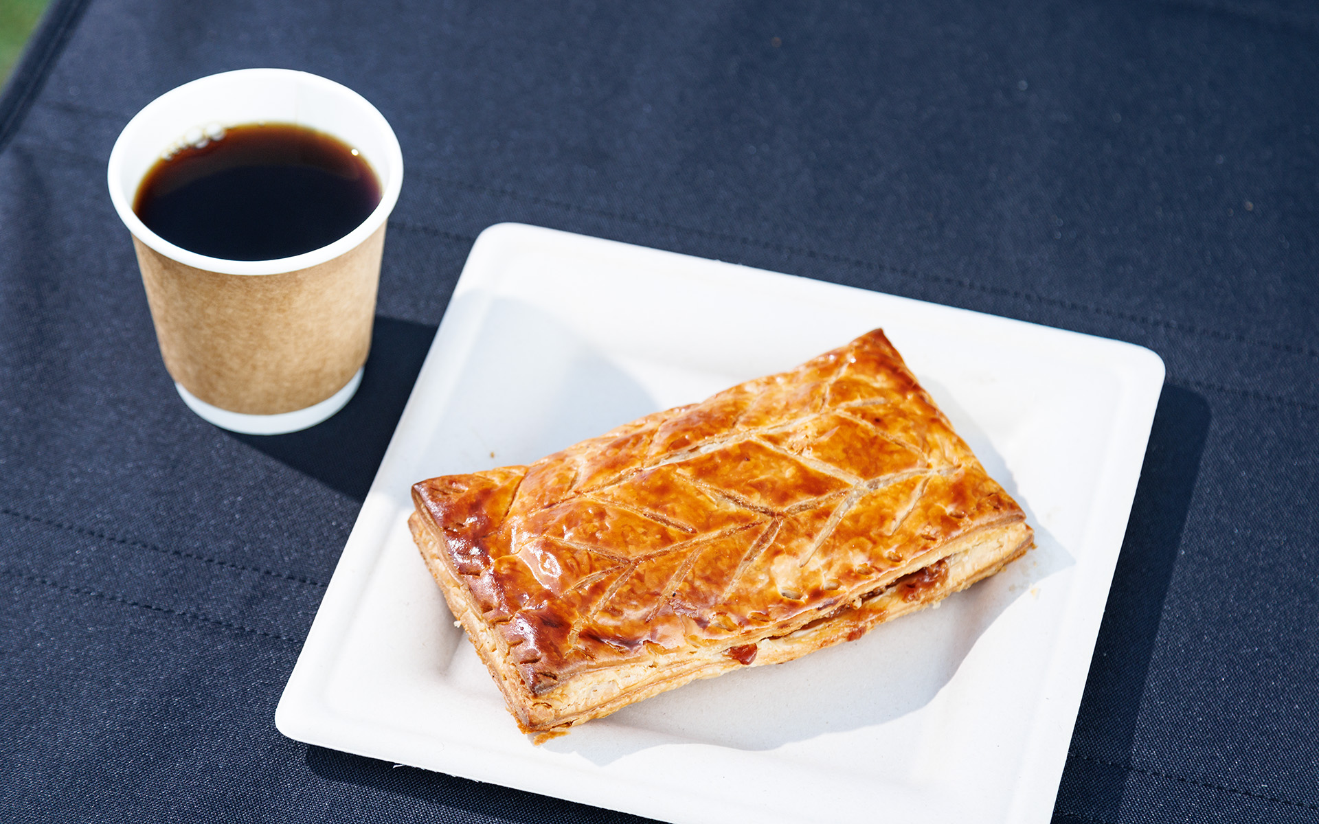 焙煎技術を競う全国ローストマイスターズチームチャレンジ2021で優勝した実績のある<a href="https://basecoffee.net/" class="n" target="_blank">「BASE COFFEE」</a>のオリジナルコーヒーと、<a href="https://aquaignis.jp/mariage.php" class="n" target="_blank">「マリアージュ ドゥ ファリーヌ」</a>の特製アップルパイでロングドライブの疲れを癒した