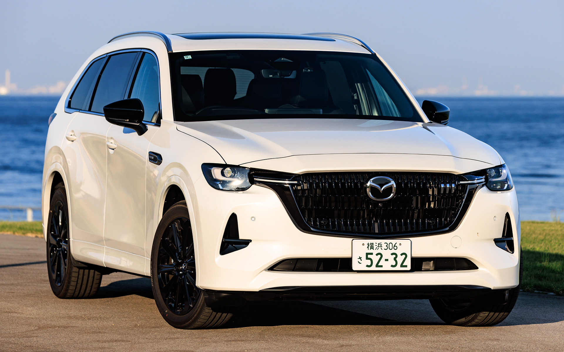 XDｰHYBRID Exclusive Sports。ボディカラーはロジウムホワイトプレミアムメタリック。価格は587万9500円