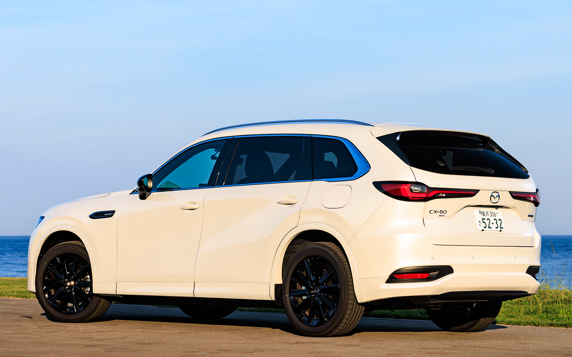 ボディサイズは4990×1890×1710mm（全長×全幅×全高）、ホイールベースは3120mm、最小回転半径5.8m、最低地上高は170mm、車両重量は2100kg