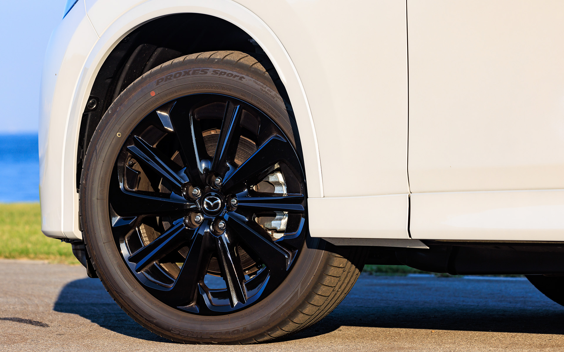 Exclusive Sportsはブラックメタリック塗装の20インチアルミホイールに、トーヨータイヤの「プロクセス スポーツSUV」を履く。タイヤサイズは235/50R20