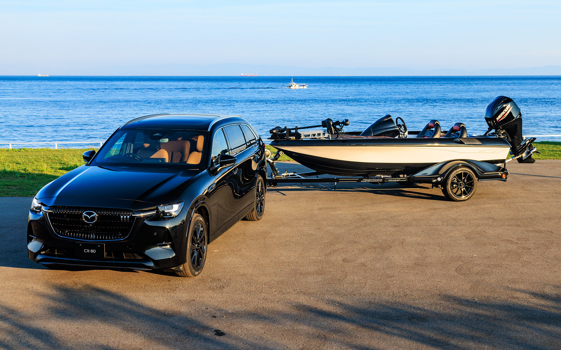 CX-60同様にアクティビディアイテムの「トレーラーヒッチ」も設定。また、純正トレーラーヒッチを装着することで、Mi-Driveのドライブモードから「トーイングモード」を選択できるようになり、パワートレーンの出力特性やAWD制御を最適化してくれる