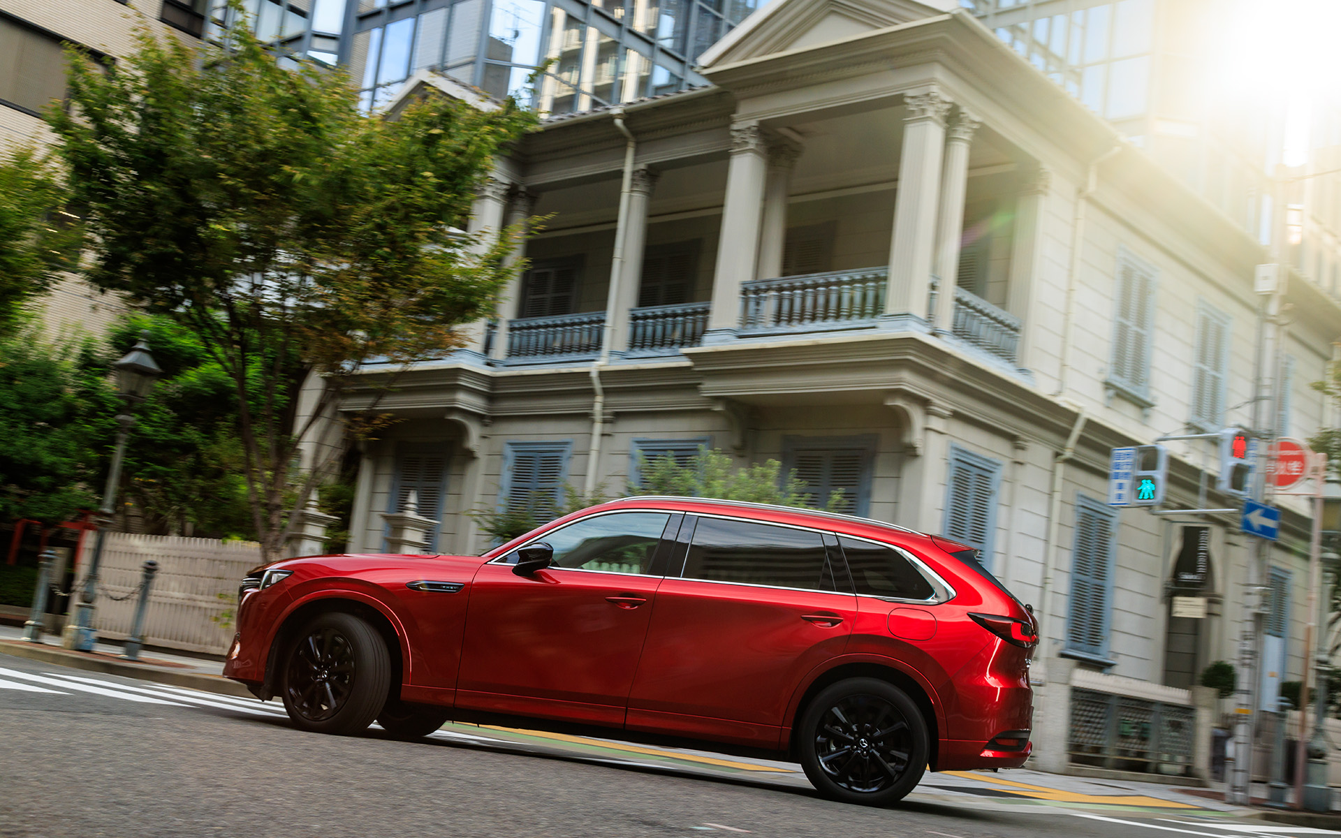 PHEV Premium Sports。ボディカラーはソウルレッドクリスタルメタリック。ボディサイズやホイールベースは同じだが、車両重量はハイブリッドモデルより140kg重い2240kg。価格は719万9500円