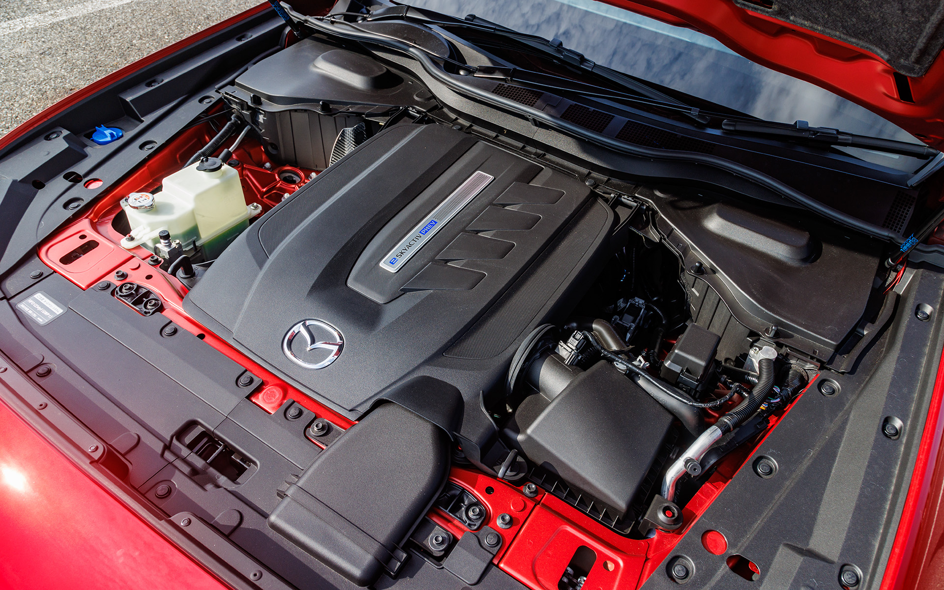 PHEVモデルのパワートレーンは、最高出力138kW（188Ps）/6000rpm、最大トルク250Nm/4000rpmを発生する直列4気筒2.5リッターガソリンエンジンに、最高出力129kW（175PS）/5500rpm、最大トルク270Nm/400rpmを発生するモーターの組み合わせ。カタログ燃費は12.9km/L（WLTC総合値）