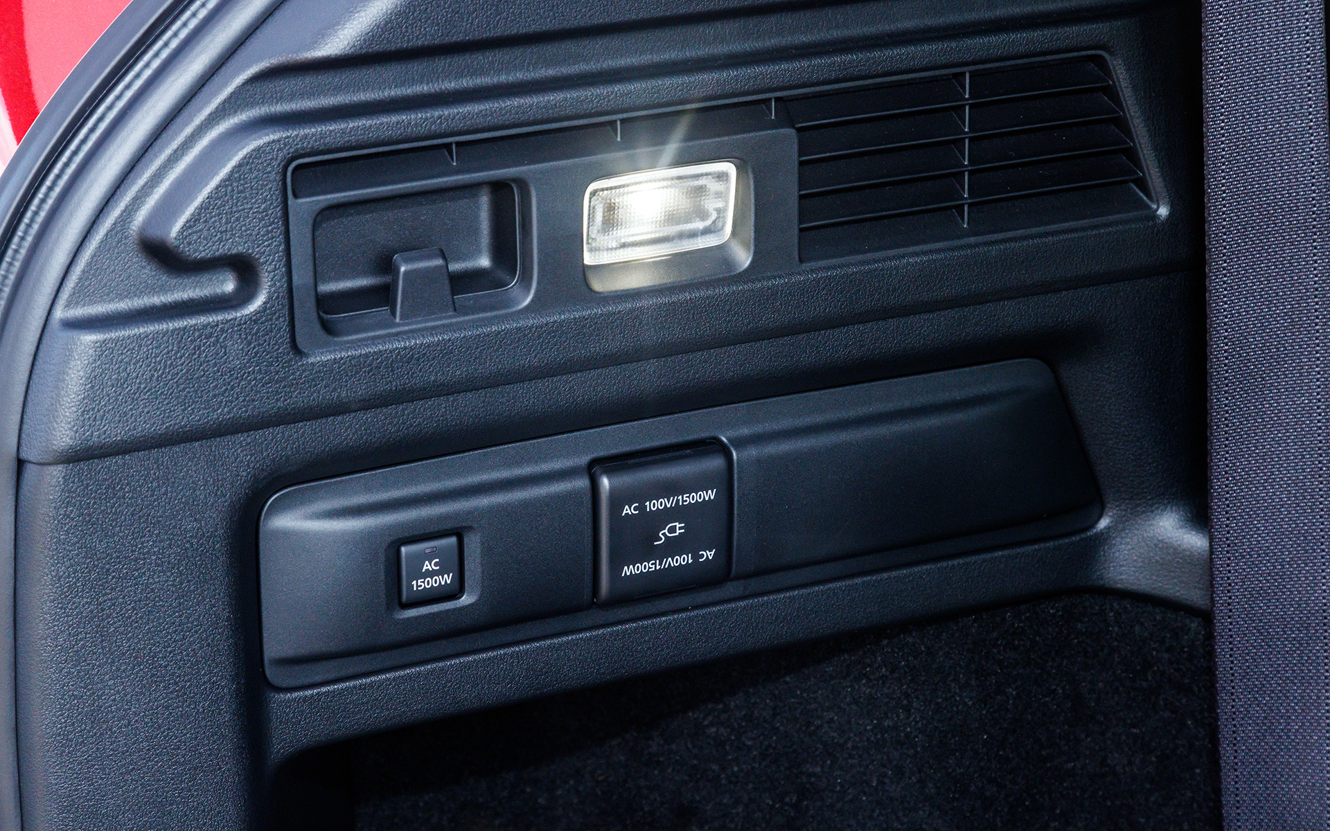 PHEVモデルはラゲッジスペースに1500W容量のAC100V電源を備える