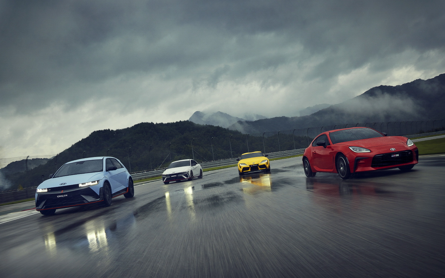 トヨタとヒョンデ、両社のスポーツカーが競演