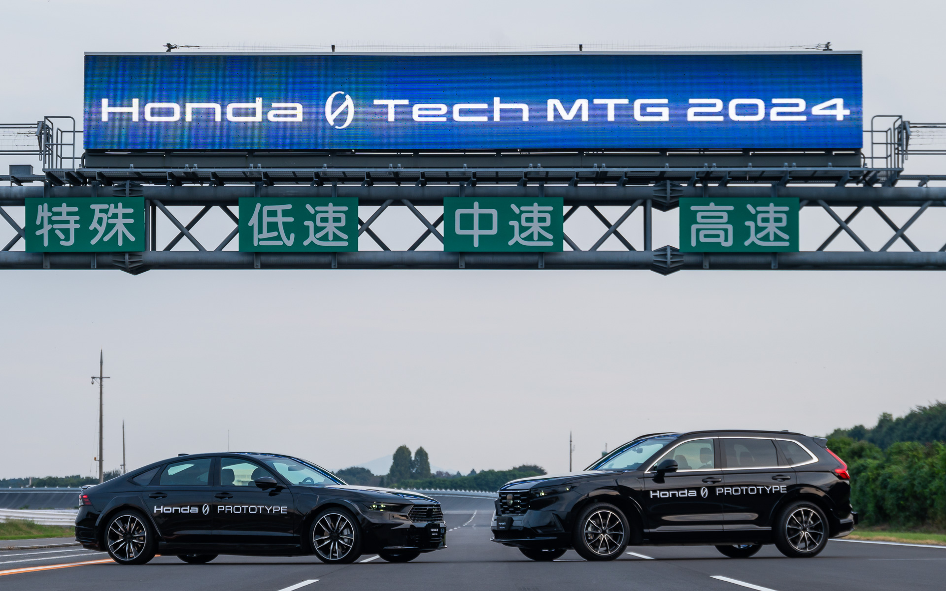 セダンタイプとSUVタイプで開発車両は展開されていた