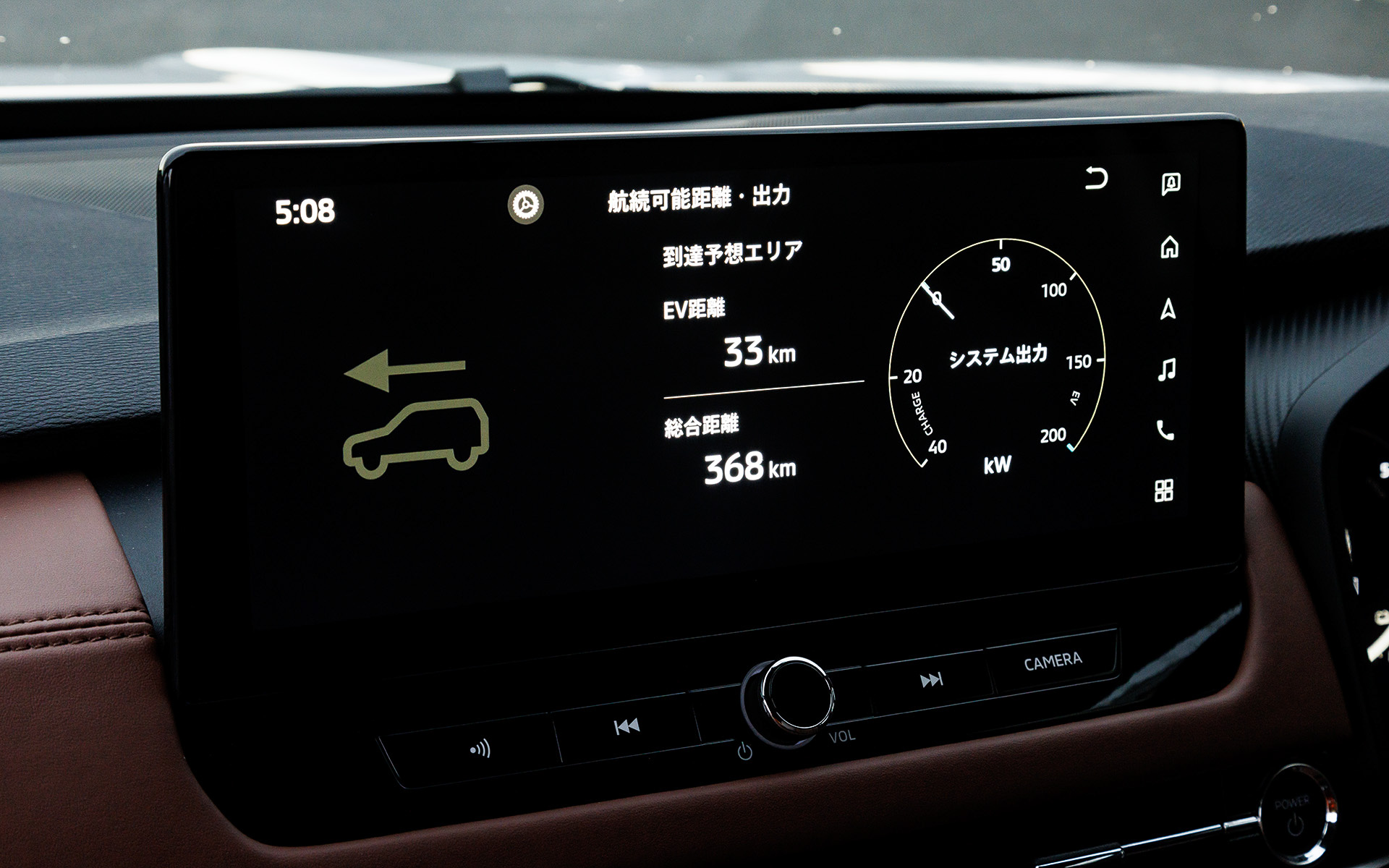 インテリアでは最上級仕様のセミアニリンレザーシートのデザインを変更し、シートやインストメントパネルなどに新色の「ブリックブラウン」を採用して落ち着きのある室内空間を実現。スマートフォン連携ナビゲーションのモニターサイズは従来の9インチから12.3インチに大型化されたほか、シートベンチレーションやデジタルルームミラー（フレームレス）などを採用し、利便性と快適性を高めている