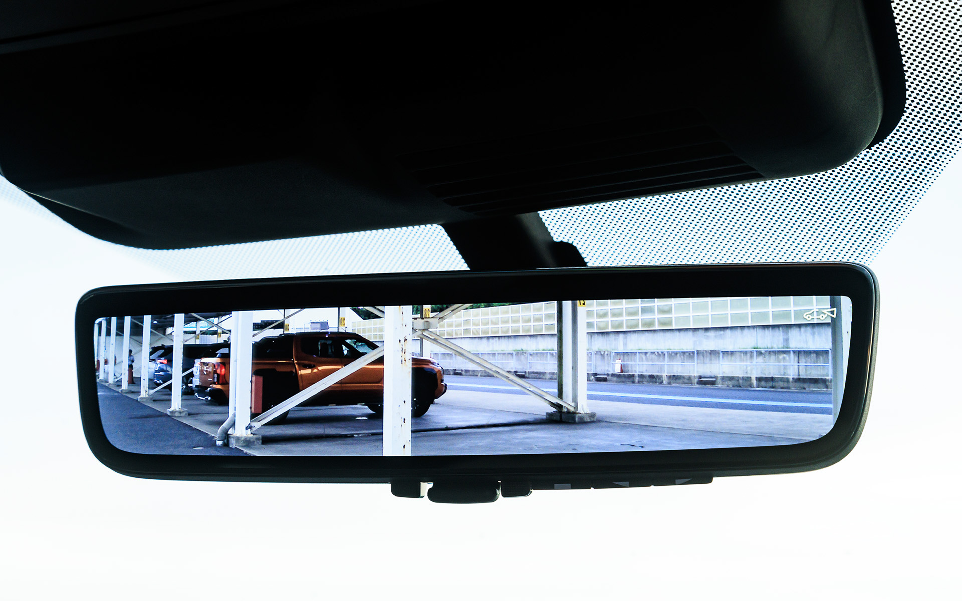 インテリアでは最上級仕様のセミアニリンレザーシートのデザインを変更し、シートやインストメントパネルなどに新色の「ブリックブラウン」を採用して落ち着きのある室内空間を実現。スマートフォン連携ナビゲーションのモニターサイズは従来の9インチから12.3インチに大型化されたほか、シートベンチレーションやデジタルルームミラー（フレームレス）などを採用し、利便性と快適性を高めている