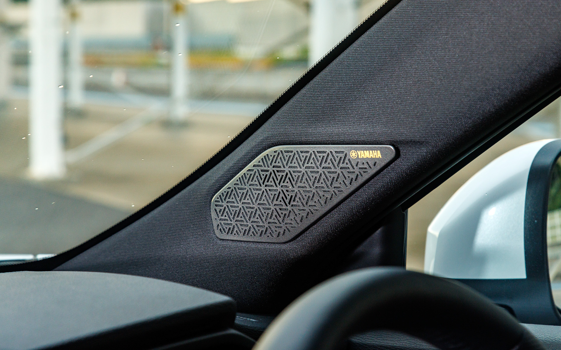 ヤマハと三菱自動車がアウトランダーPHEV専用に共同で開発したオーディオシステム。写真は「P Executive Package」に標準装備となる「Dynamic Sound Yamaha Ultimate（ダイナミック サウンド ヤマハ アルティメット）」のスピーカーの1つ。Ultimateは「P」「G」グレードでもオプションで用意