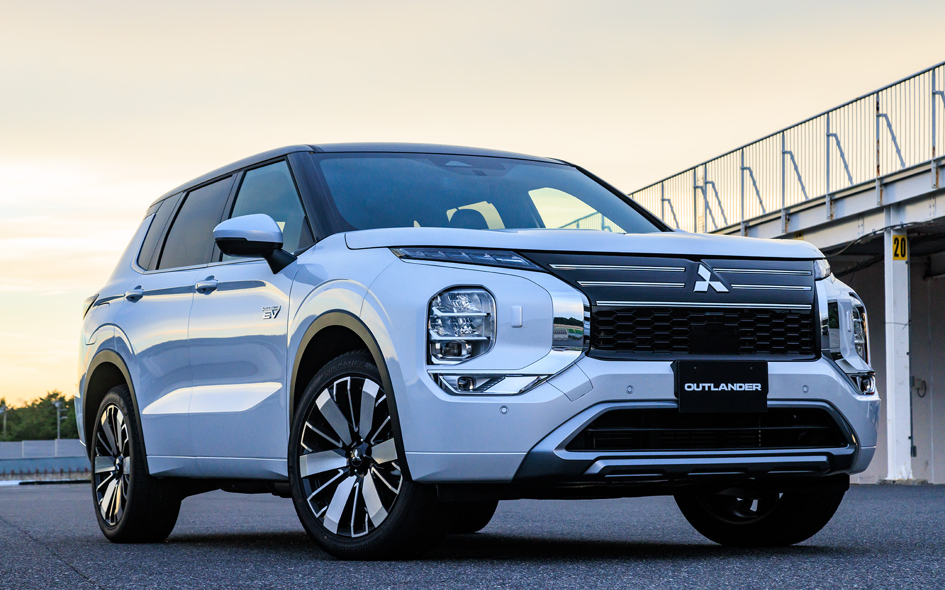 大幅改良を受けたアウトランダーPHEV。撮影車両のボディカラーはホワイトダイヤモンド/ブラックマイカの2トーン