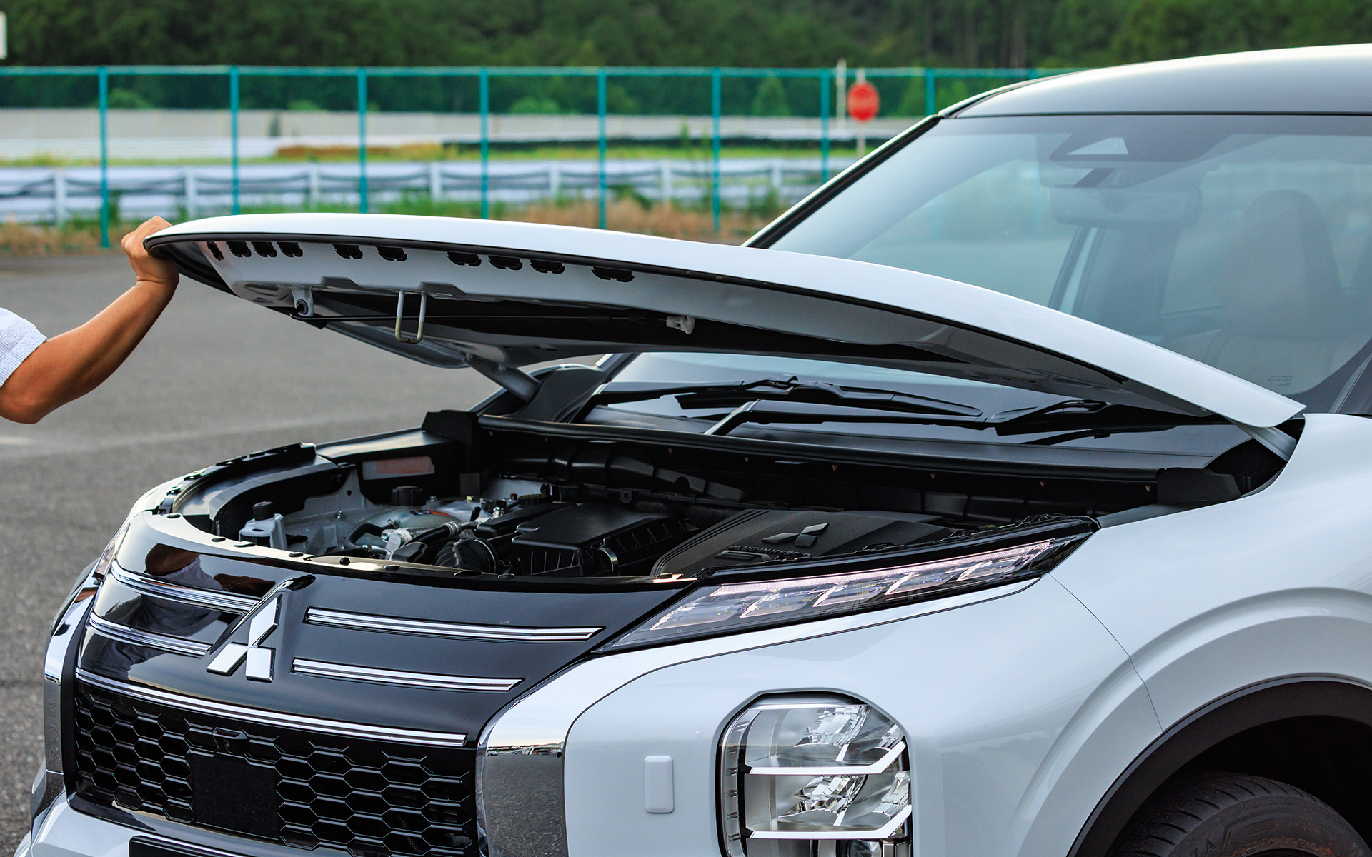 見ただけでは分かりづらいが、ボンネットの開き方が変わっている。同時にボンネットの材質もアルミから鉄に変更されている。これは改良後モデルから販売が開始される欧州での高速走行を見据えたものだという