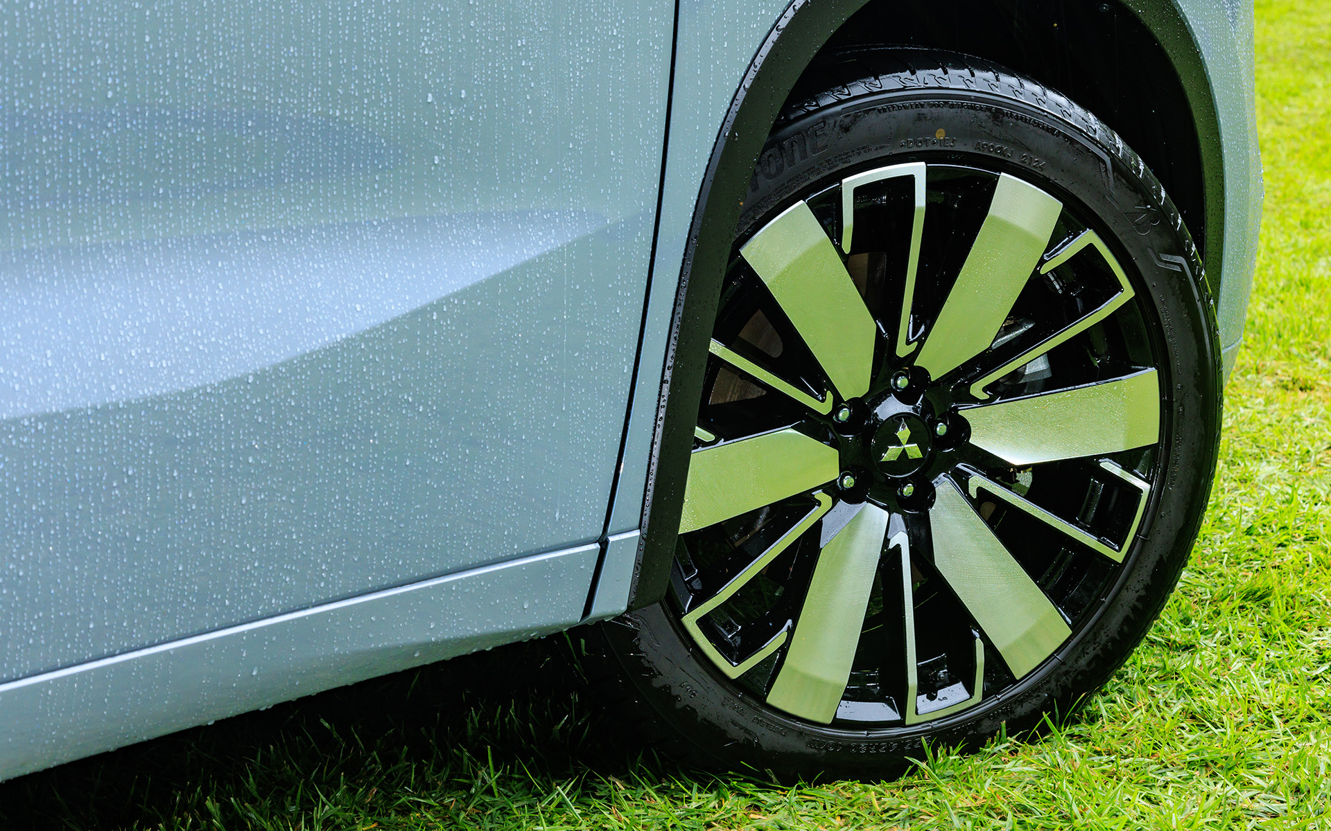 Mグレード以外のタイヤサイズは255/40R20。タイヤはブリヂストン「アレンザ001」を履く。アルミホイールは2トーンの切削光輝仕上げ。Mグレードのタイヤサイズは235/60R18