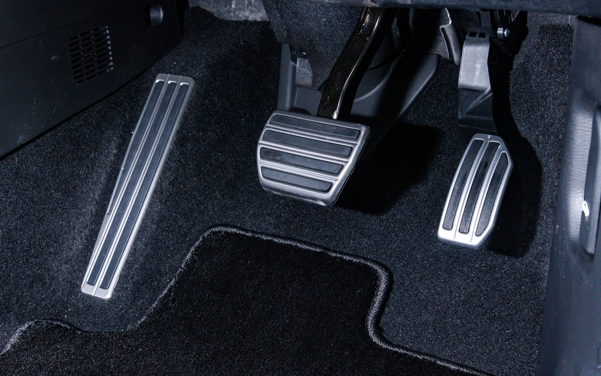 アルミペダルはP系グレードに標準装備