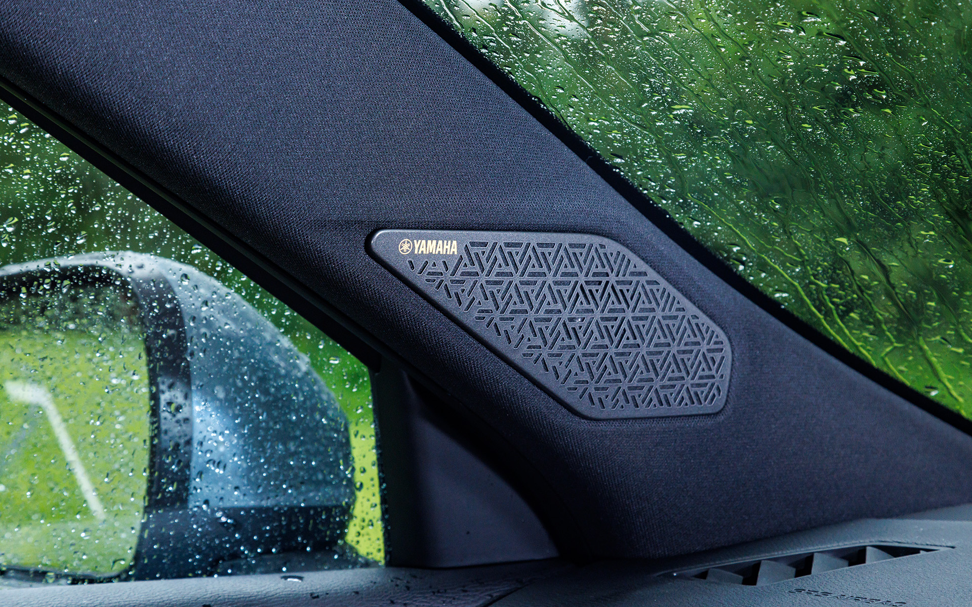 P Executive Packageには12個のスピーカーを擁するDynamic Sound Yamaha Ultimateが標準。P、Gグレードもオプションで装着可能