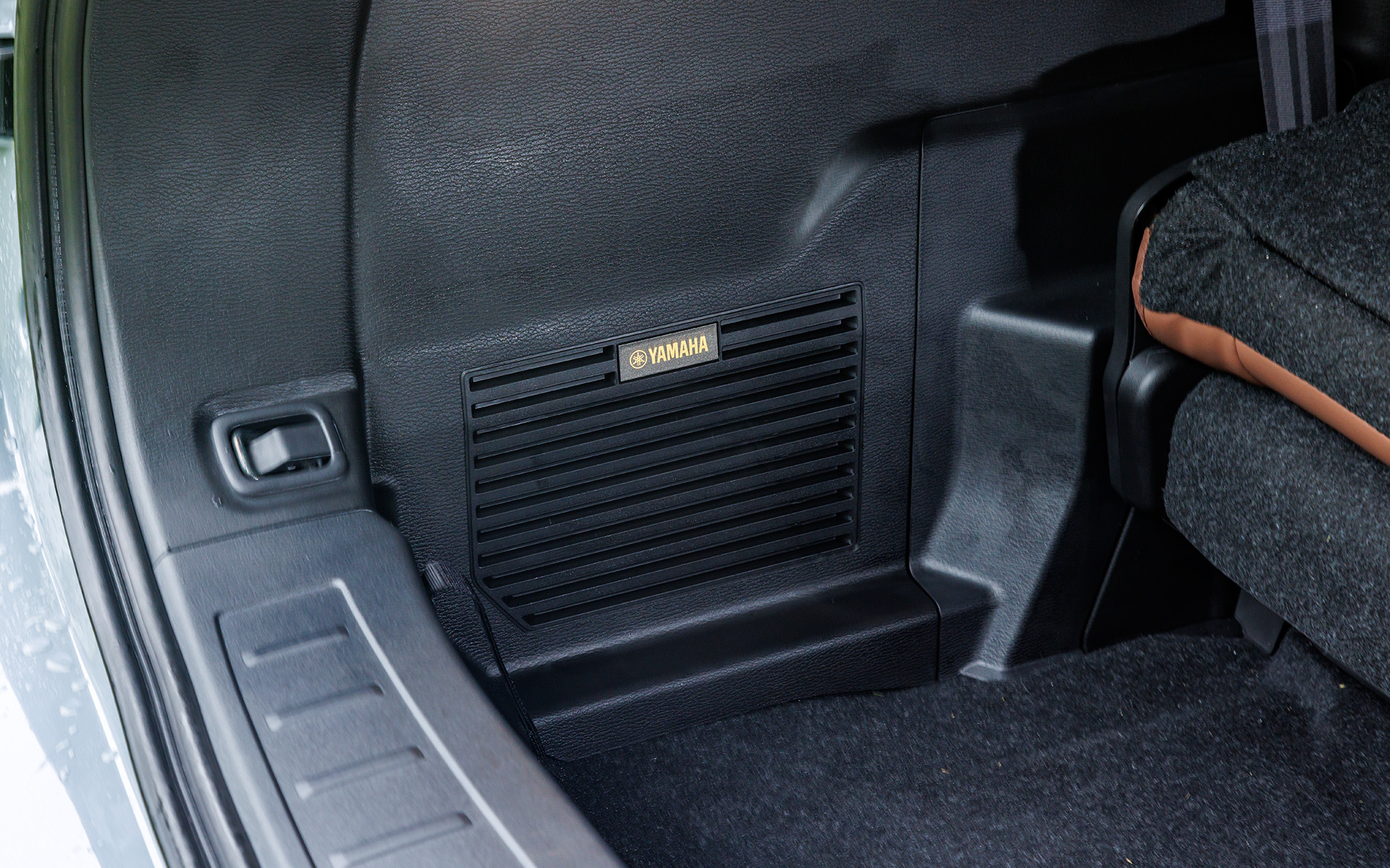 P Executive Packageには12個のスピーカーを擁するDynamic Sound Yamaha Ultimateが標準。P、Gグレードもオプションで装着可能