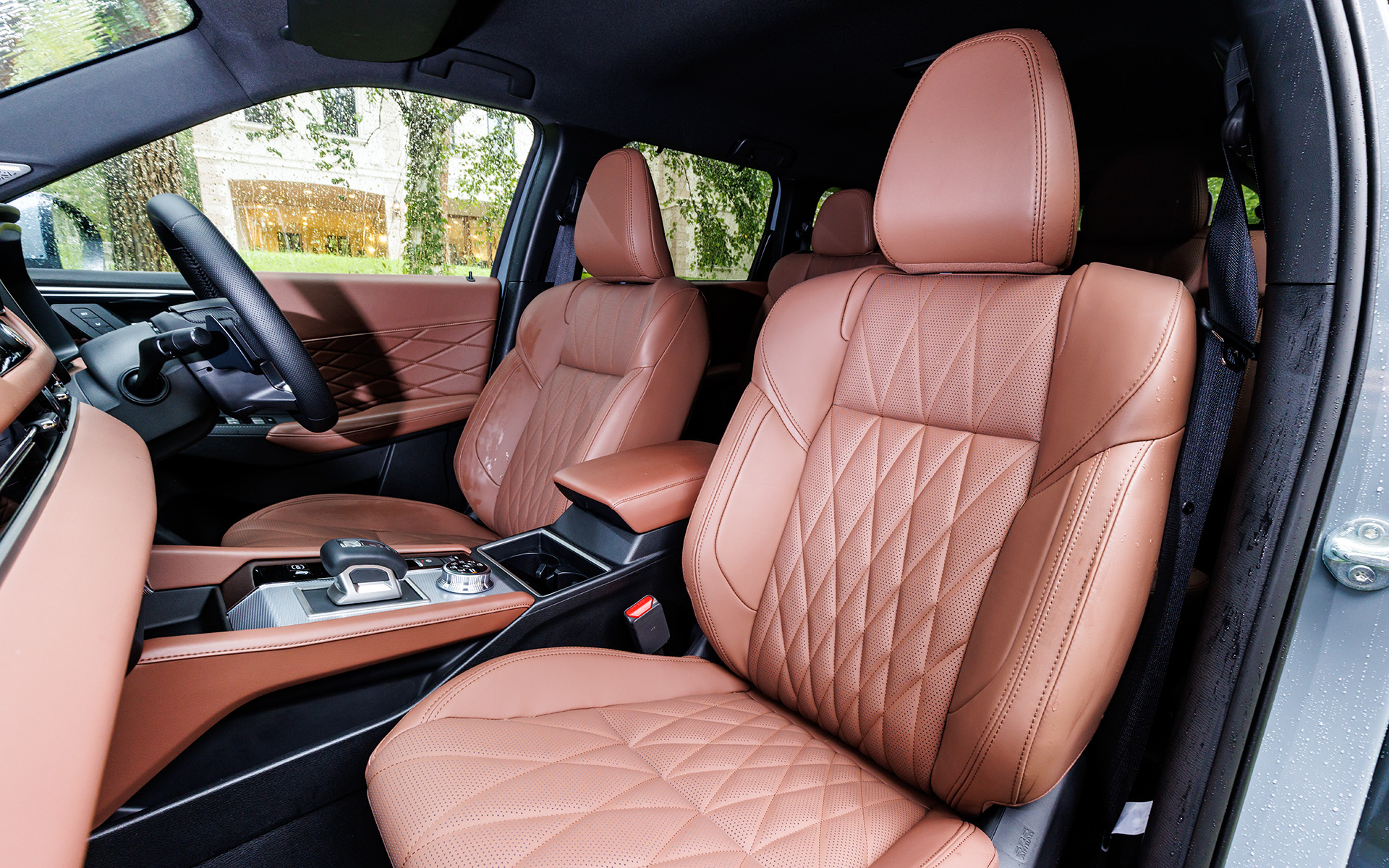 P系グレードは運転席、助手席ともパワーシートを採用。シートヒーターだけでなくシートベンチレーションも備わる