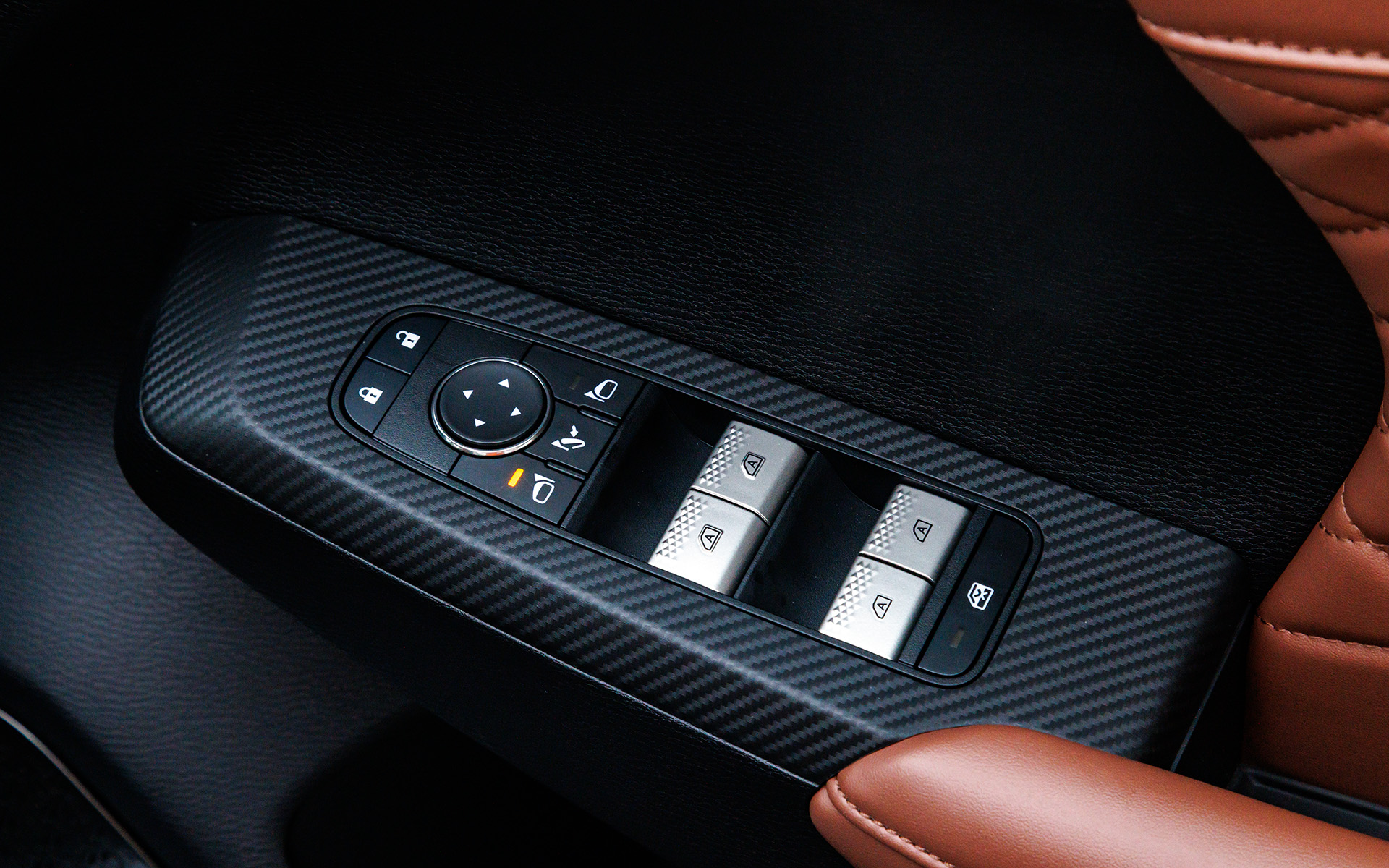 アームレストにはパワーウィンドウとドアミラーのスイッチ