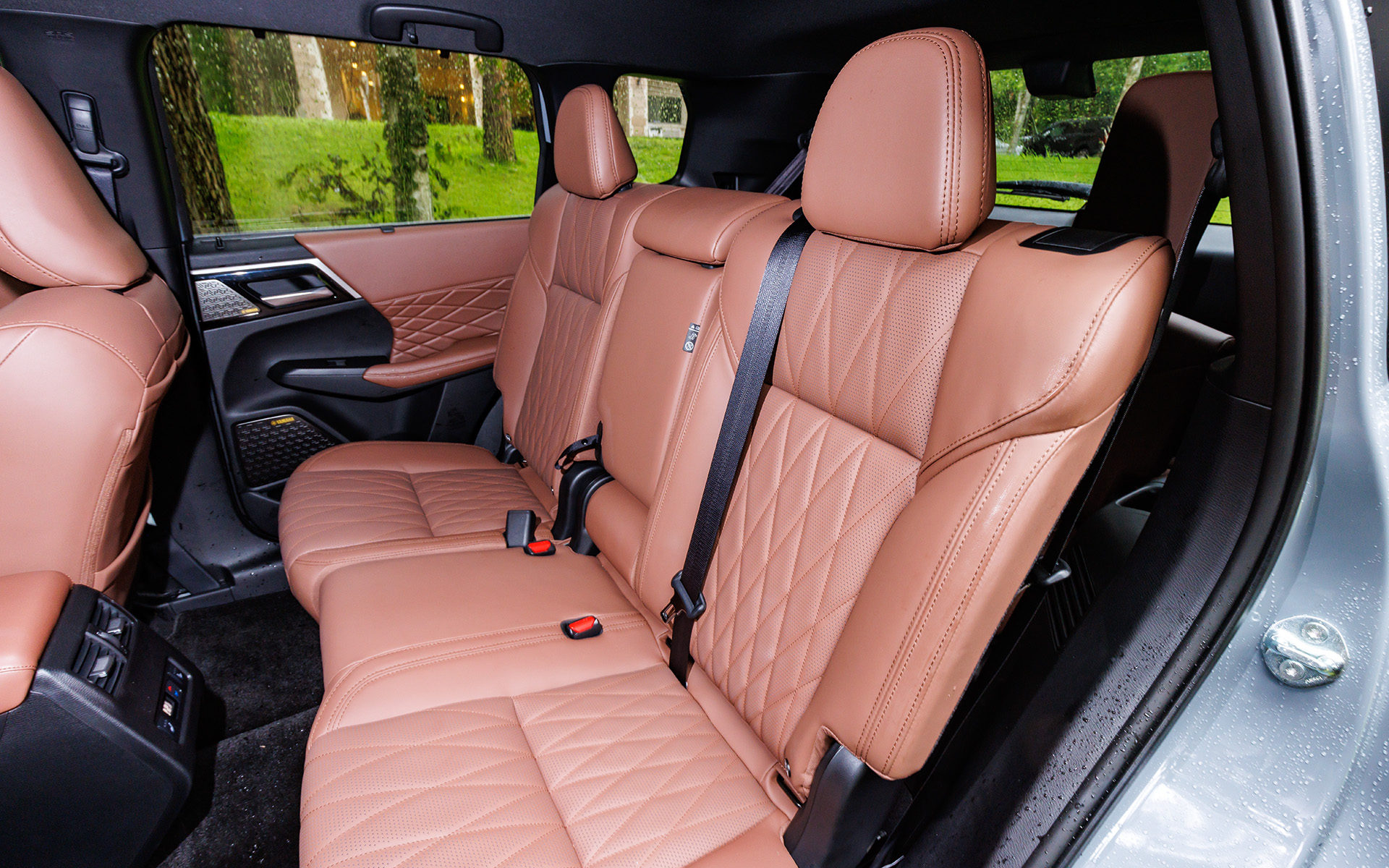 2列目はベンチタイプ。中央には収納式のアームレストが備わる