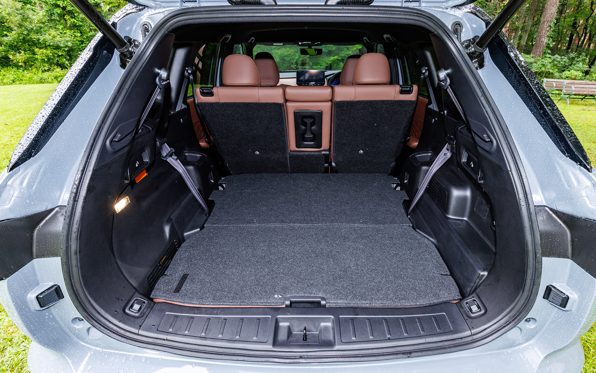 3列目を収納するとフラットな積載スペースが出現