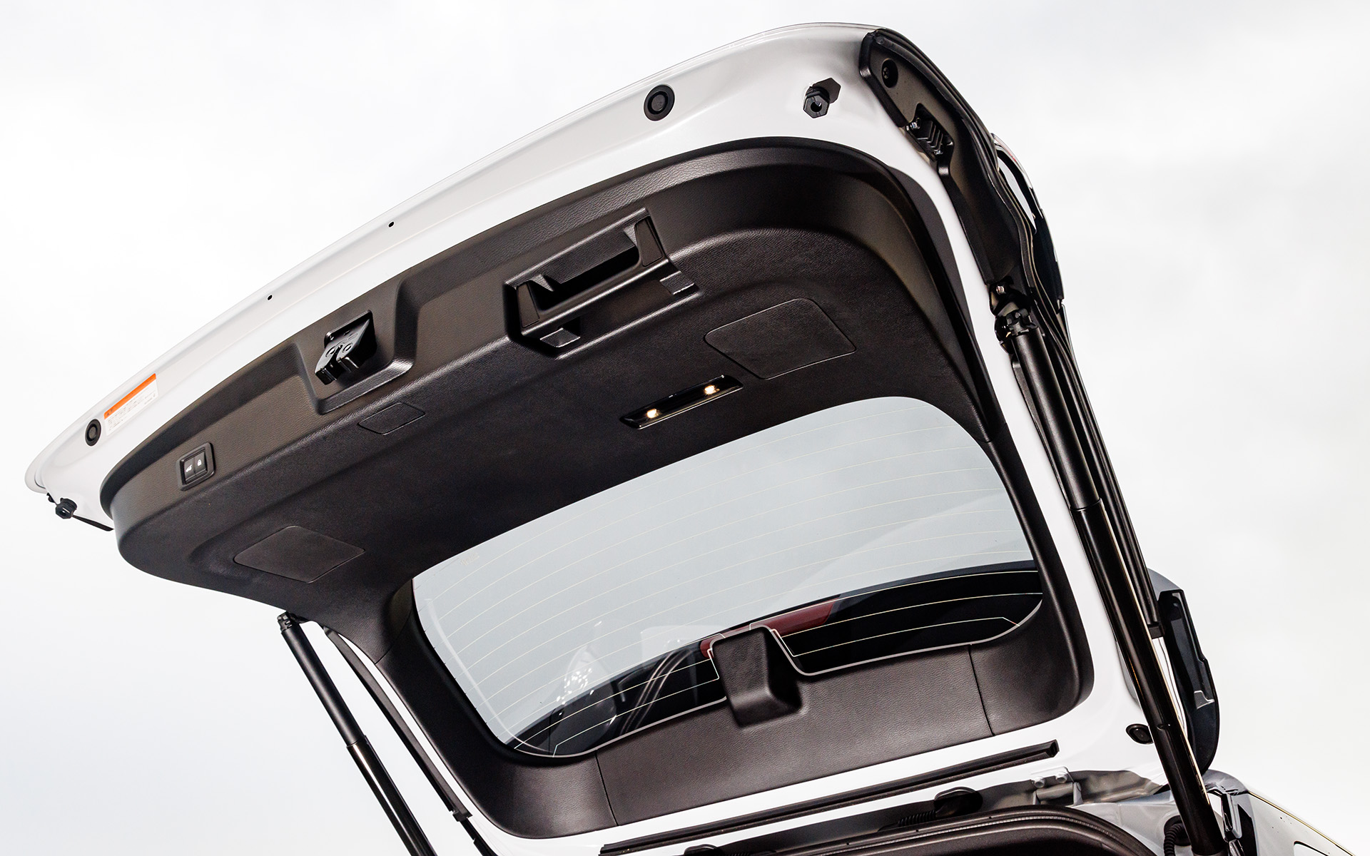 バックドアにもランプを用意。夜間の積み降ろしには重宝する