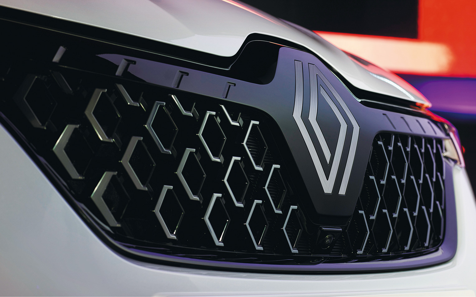 フラットデザインの新エンブレムとハーフダイヤモンドシェイプが立体的に浮かび上がる斬新なフロントグリルを組み合せる