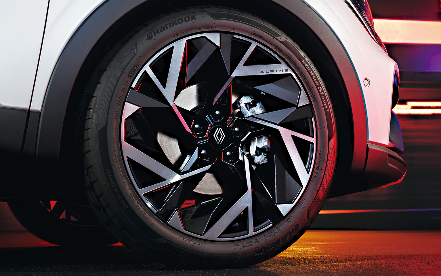 専用デザインの19インチホイール