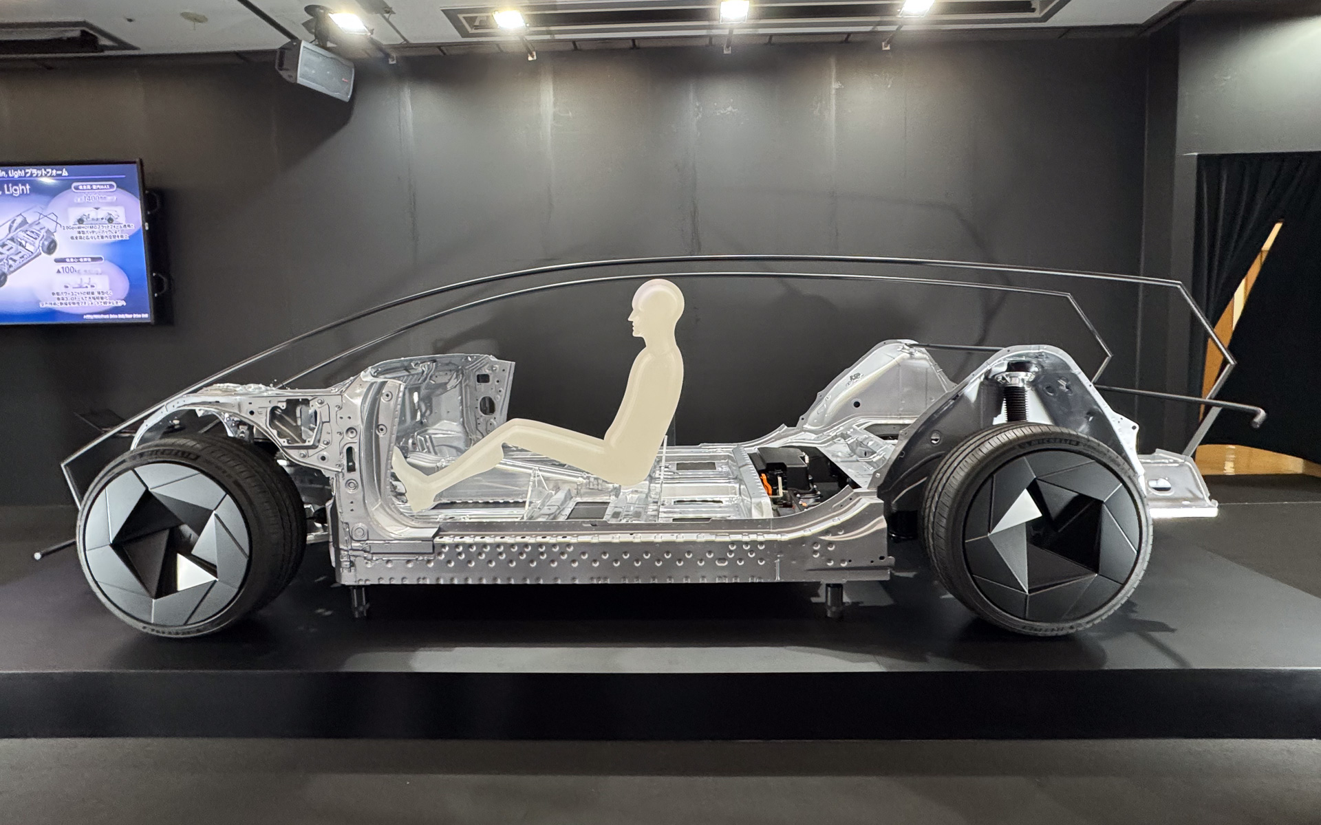 ホンダ ゼロシリーズ サルーンのパッケージ。低い全高を実現するパッケージができあがっている