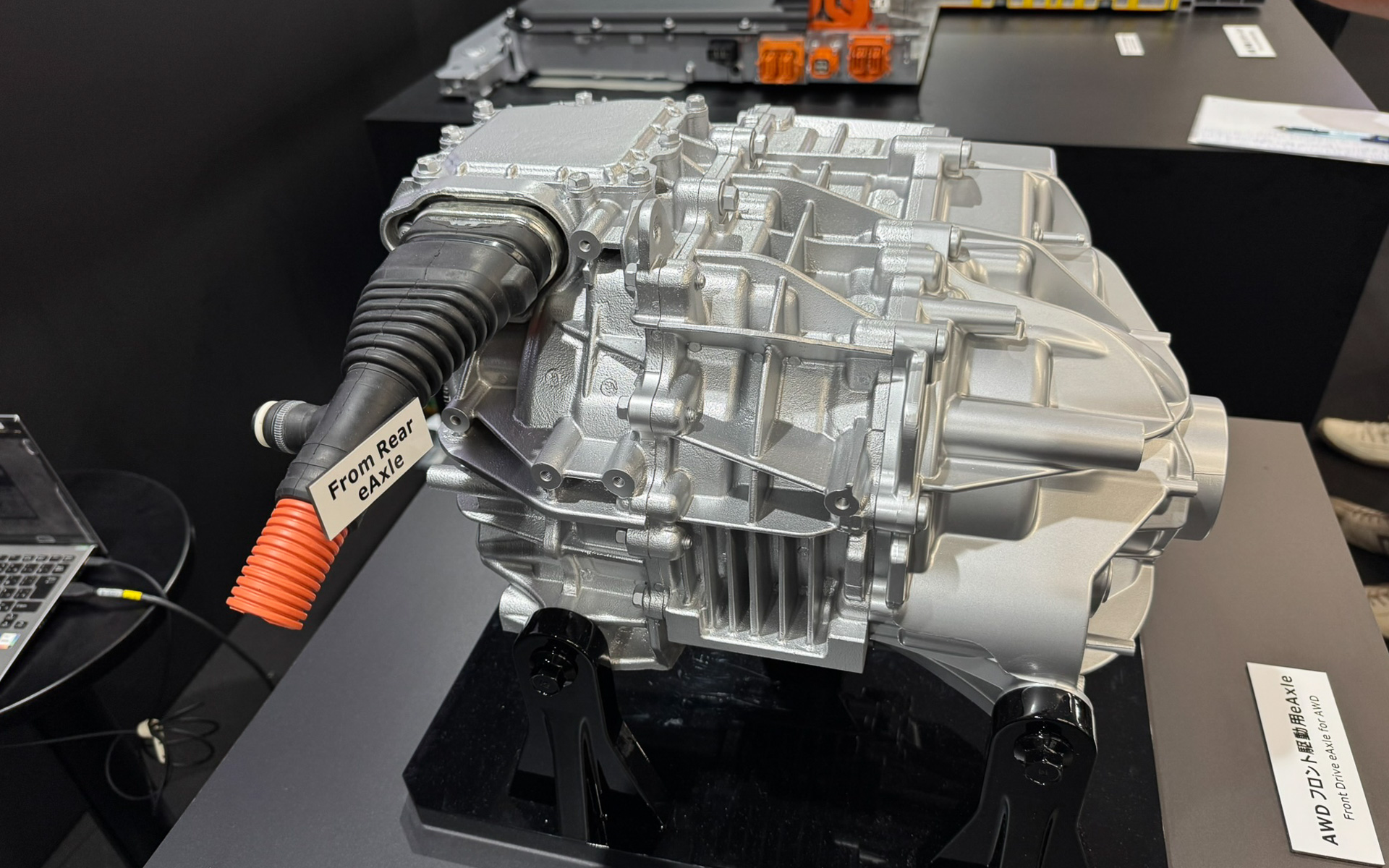 50kWサブeアクスル。メインeアクスルにあるインバータへ向かう高電圧ケーブル