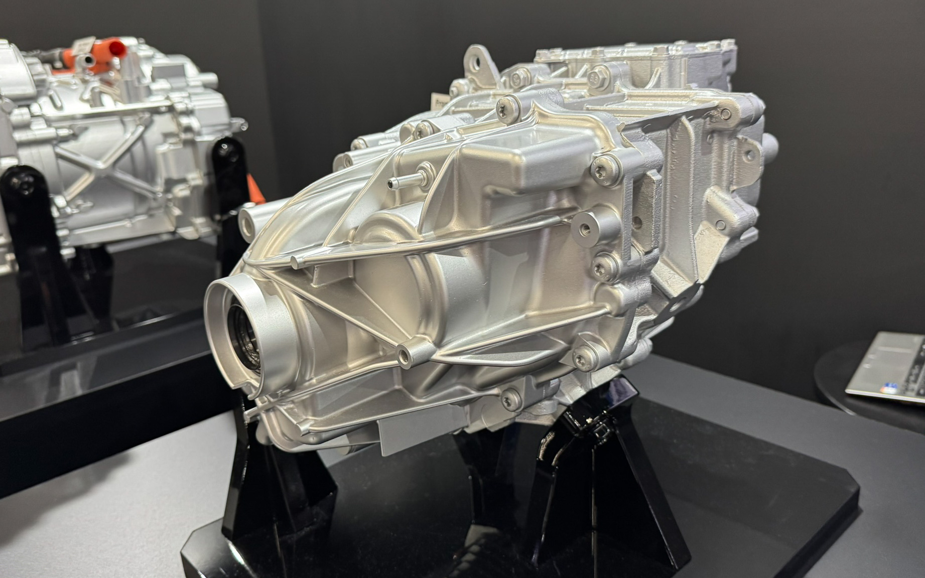 50kWサブeアクスル。なるべく高さを抑えようとしているのが分かる。リブも多数入り、剛性と軽量化を図る。深いリブから製造精度の高さがうかがえる