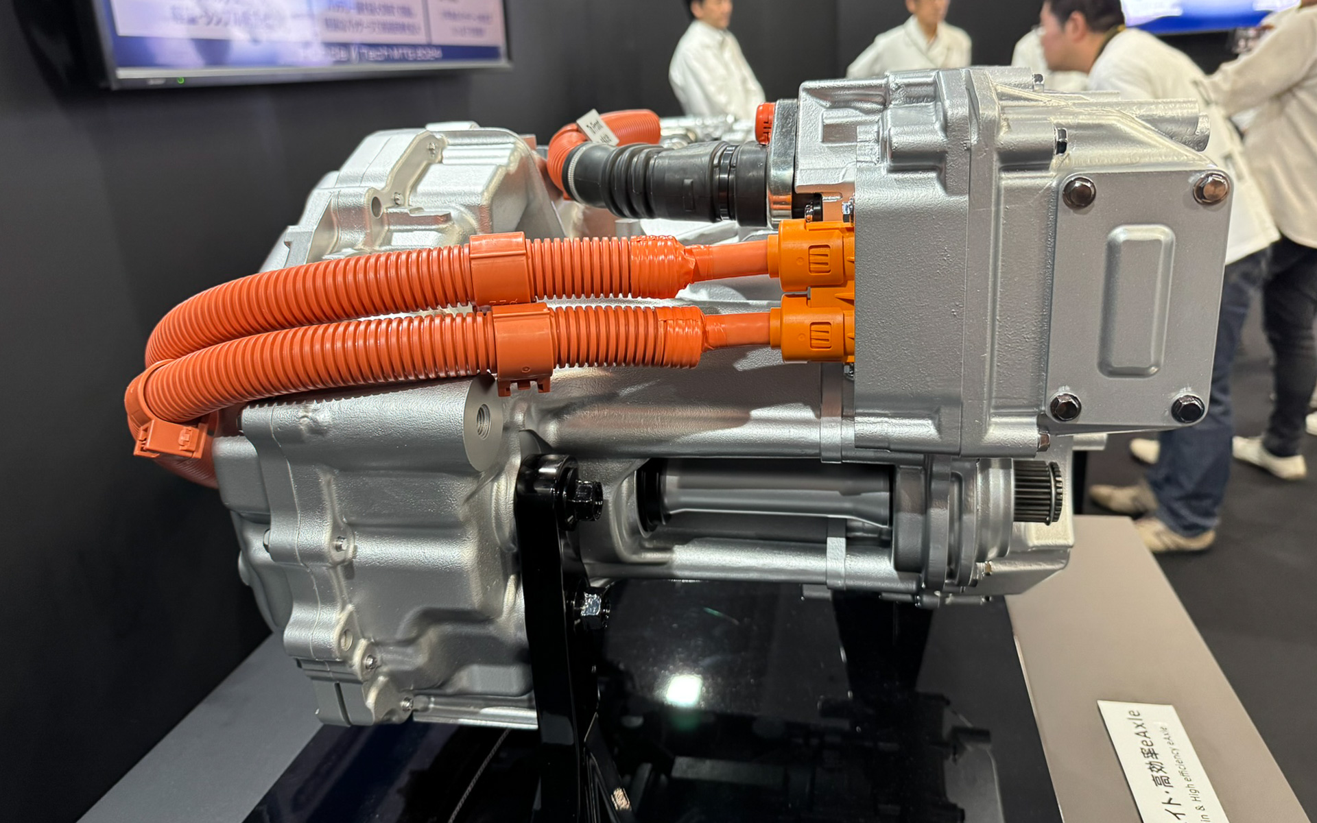 180kWメインeアクスルを別の角度から。右がインバータのユニットで高電圧ケーブルは車軸を避けるように配線