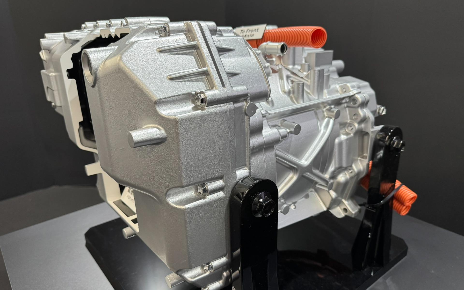 180kWメインeアクスルの体格。左側がインバータユニットのエリア