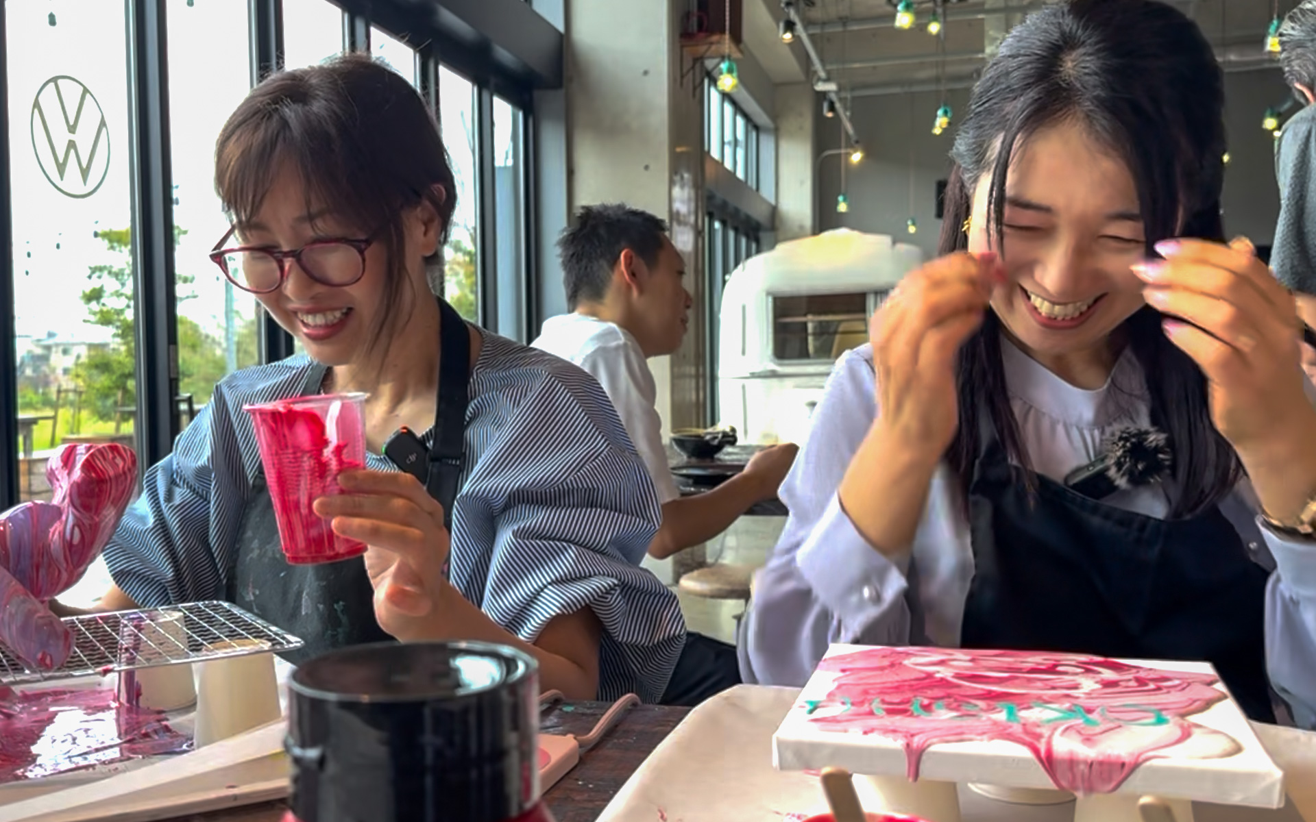 吉田由美さんと一緒に、フルイドアートに初挑戦。2人とも、アートの才能はまったくないのを自認しているので、大爆笑続きの体験となりました。でもたまにはこうして、クリエイティビティを刺激してあげるのも大切ですよね