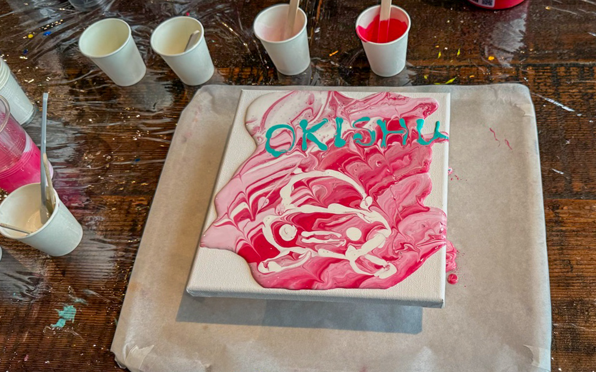 初挑戦のフルイドアートはこんな作品に仕上がりました。OKISHUのゆるキャラであるシュー子をイメージしてみましたが、なかなか思うように描けないんです。背景のマーブル模様は、なかなか可愛くできたかなと思ってます