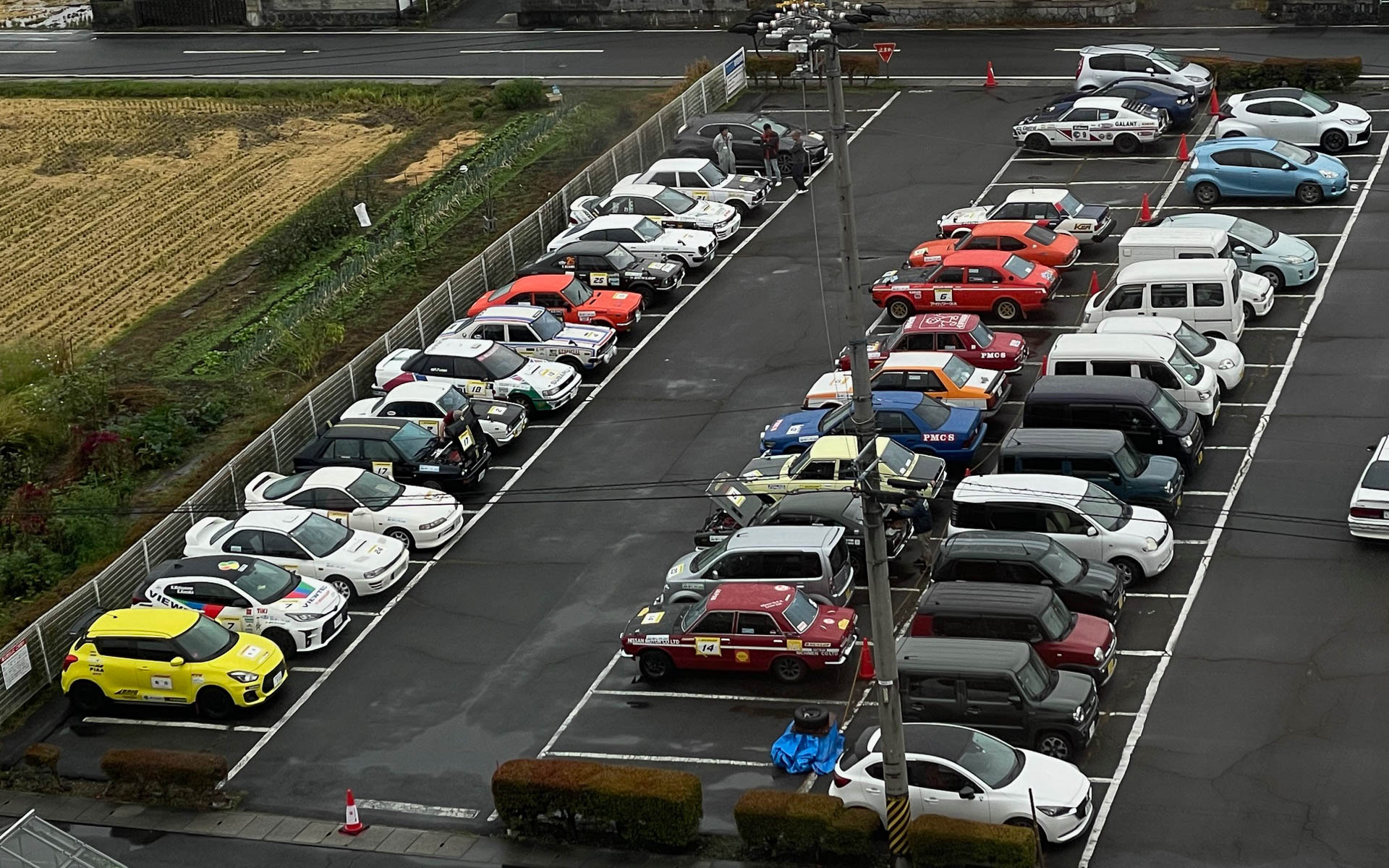 ホテルの窓から見える、第5回クラシックミーティング・日本アルペンラリー2024のために集まった26台のラリー車たち