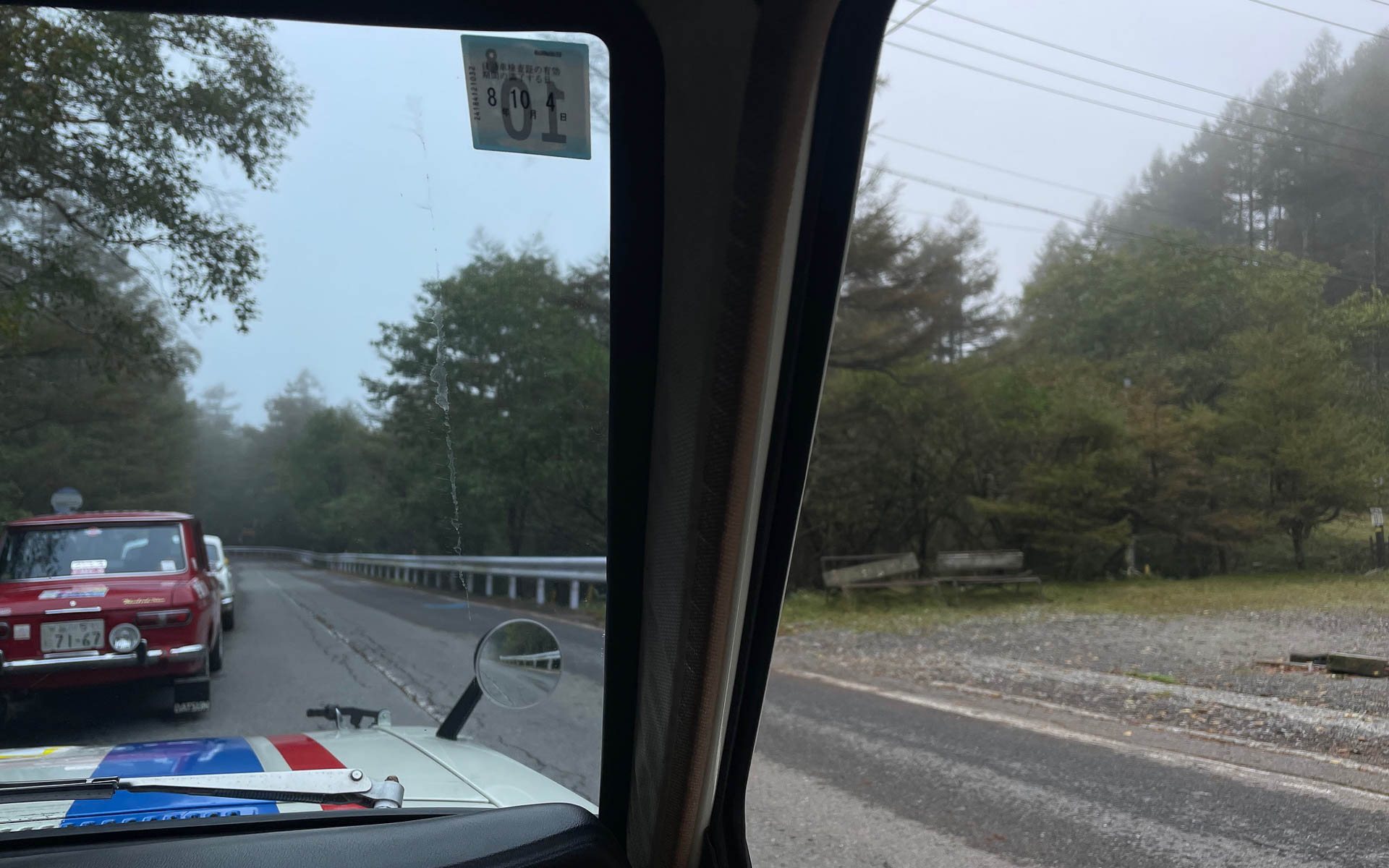 ドライバー視点。今のクルマよりAピラーが細く、ドアも薄い。直前にいるのは栗山/小平組のP411型ブルーバード。SOLEXとマフラーで力強い音でした