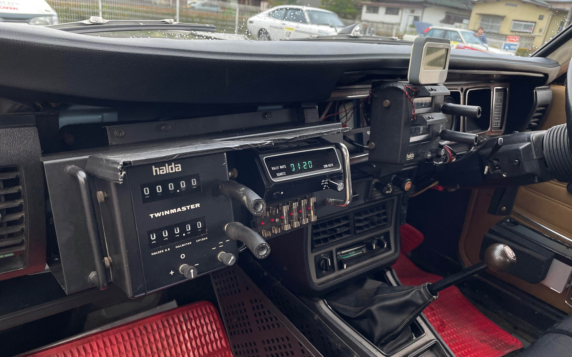 シャルマンのナビ席。ハルダのツイントリップが2個、デジタル時計が2個の計算ラリー仕様。今のラリー車よりにぎやか