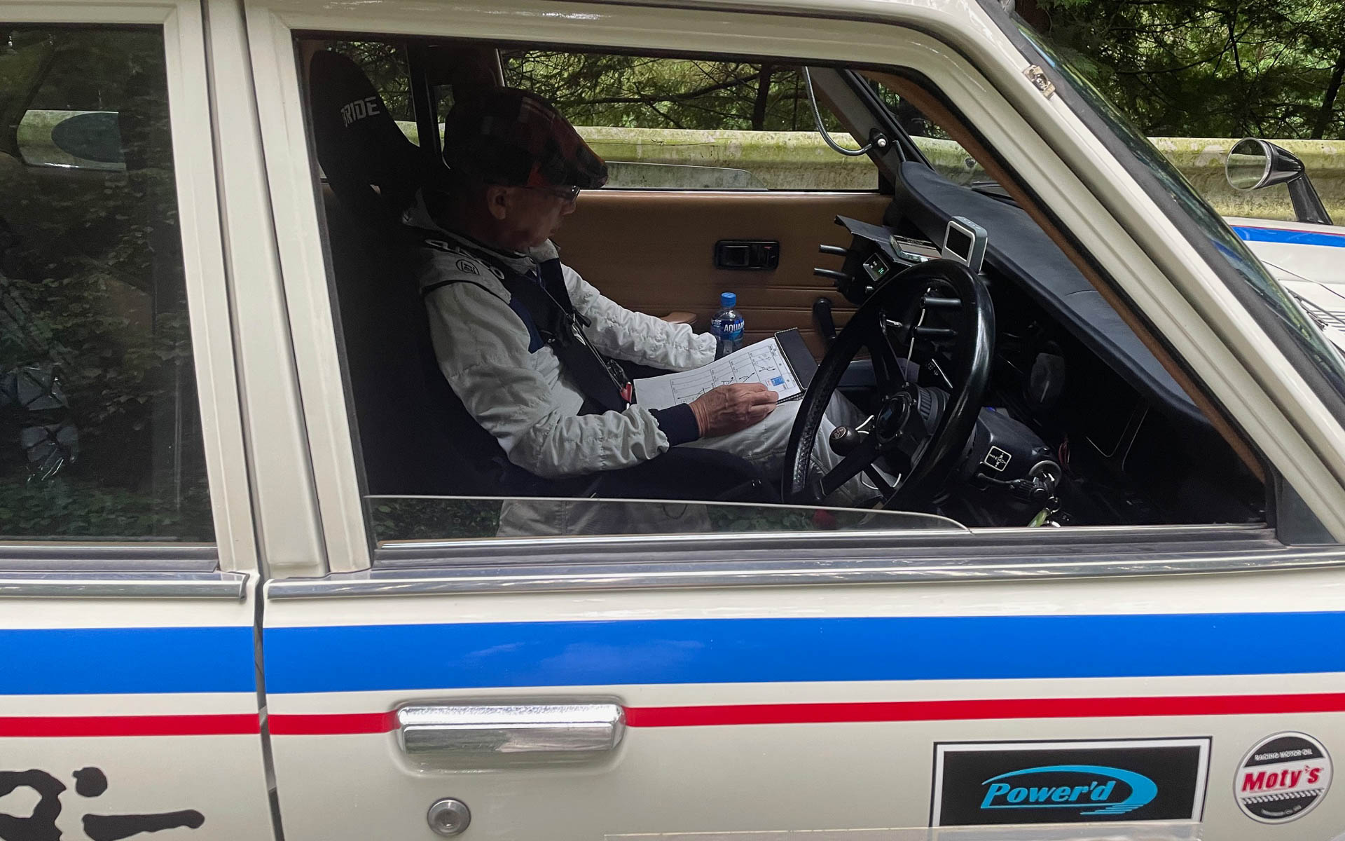 森川君が減点を計算中。何十年ぶりかの計算ラリーにしては手慣れたもの