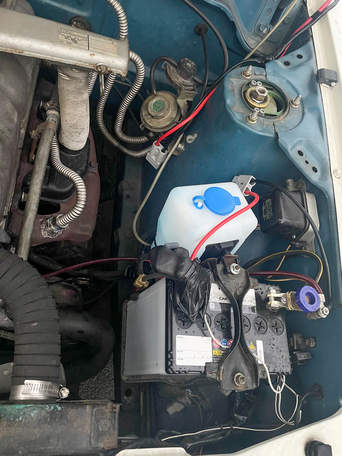 汚れているけど、ストロンバーグツインキャブの1.6リッター。緩んでいたバッテリーターミナルを締めて、念のためにスペア配線もした